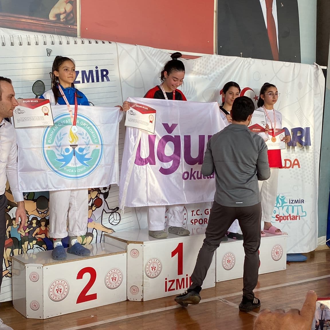 UONarlidere's tweet photo. İzmir'de Ortaokullar arasında  yapılan Taekwondo Şampiyonas'ında 8.sınıf öğrencimiz Damla Günay 1. olmuştur. Öğrencimizi tebrik ediyor, başarılarının devamını diliyoruz.
#uğurdabaşarıbirgelenektir 
#uğurluolmak💜 https://t.co/nL5wgh37SC