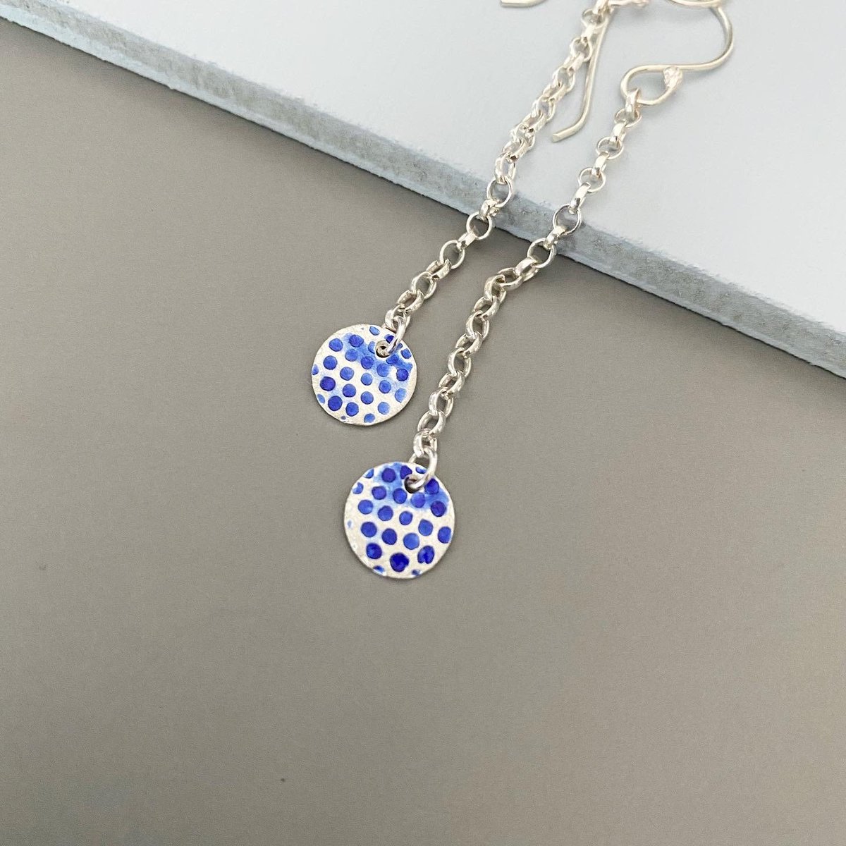 MaisyPlum2's tweet photo. Sapphire Blue Dangle Disc Earrings https://t.co/nxeGt8jRgX #MHHSBD #Etsy #UKCraftersHour #MaisyPlum #ShopIndie #SilverCircles https://t.co/DxHsO52qNs