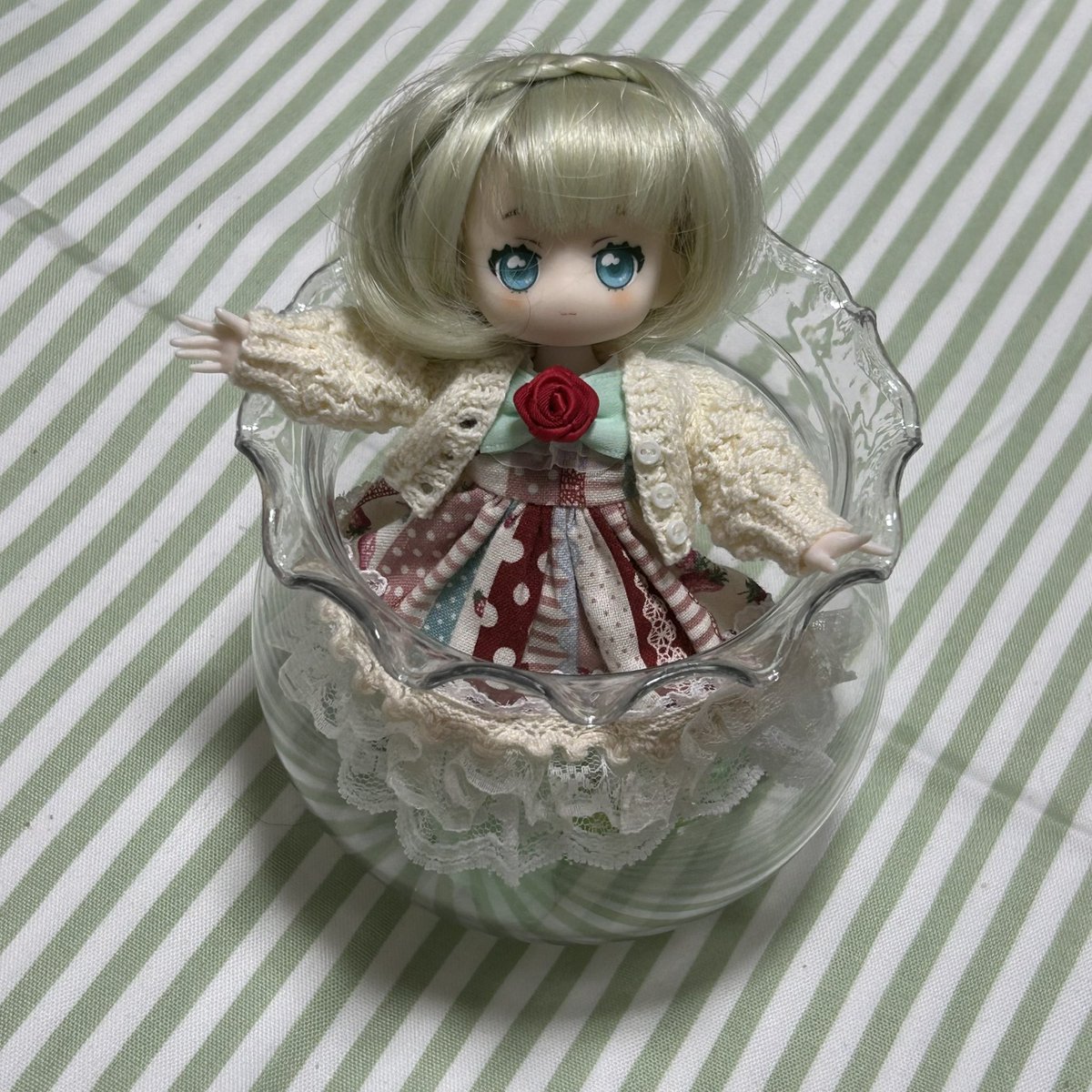 でずに旅行には間に合わなかったんですが、帰宅次第 華月陽出さま( <a href="/KadukiHizuru/">華月陽出</a> )のサマーカーディガンを受け取りました！
ボタンを外す動作がにんげんの服のようで、ちょっとドキドキしました。
前を開いても着れるところも素敵。
依則ちゃんも「えっ寒くないです……！」みたいな顔をしている。