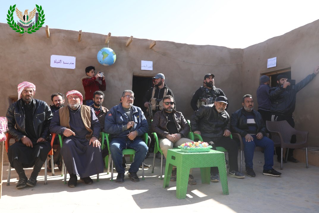 ColonelMohamedF's tweet photo. قمنا اليوم بتلبية دعوى من إحدى مدارس #مخيم_الركبان لحضور حفل تكريم الطلاب المتفوقين في المرحلة الابتدائية حيث شاركنا أهاليهم فرحتهم و قدمنا الهدايا للطلاب وذلك لتشجيعهم على التعليم.
#التنف 
#سورية https://t.co/EEP0SFKhTC