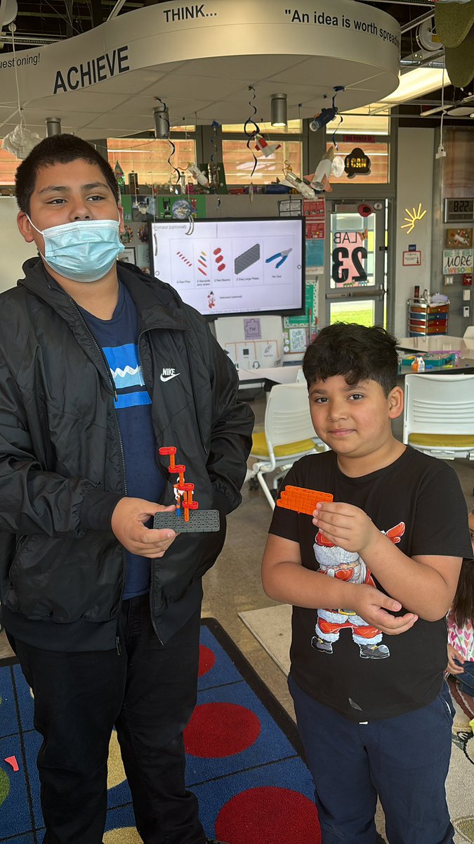 APanedaDLC's tweet image. Session 2- using 6 red pins, 4 standoffs, 3 large beams, and 2 gray large plates, build the largest flagpole you can. #GoPumas @northranchito 🐾 #RoboticsRocks