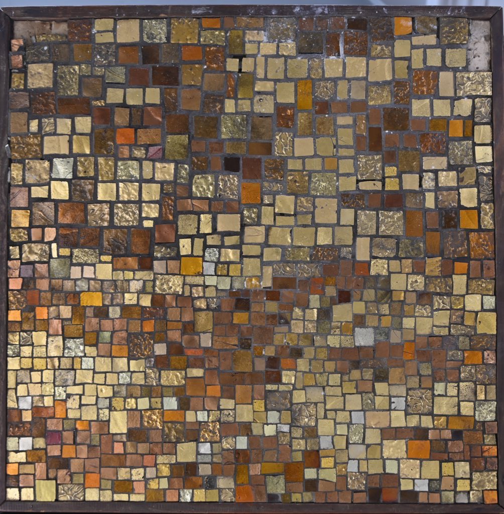 Anıtkabir'in mozaikleri için, Venedik'teki Orsoni firması tarafından hazırlanan numune panosu. Anıtkabir’in mozaik desenleri; Prof. Nezih Eldem tarafından, müzedeki 11 kıymetli Türk halısından seçilen motiflerin kompozisyonuyla oluşturulmuştu.
