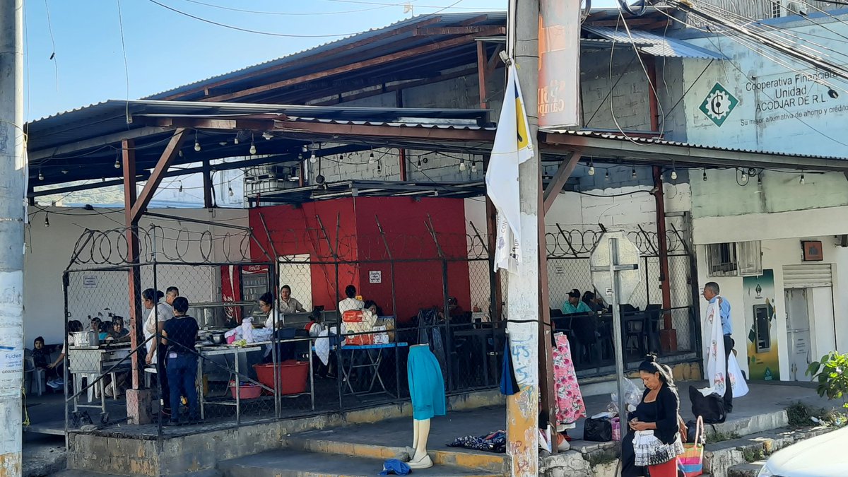 Queremos denunciar sobre la destrucción que andan haciendo de nuestra publicidad, esos actos cobardes solo demuestran su incapacidad al no tener propuestas en beneficio de la población, este día interpondremos la denuncia en la Junta Electoral Departamental de San Vicente.