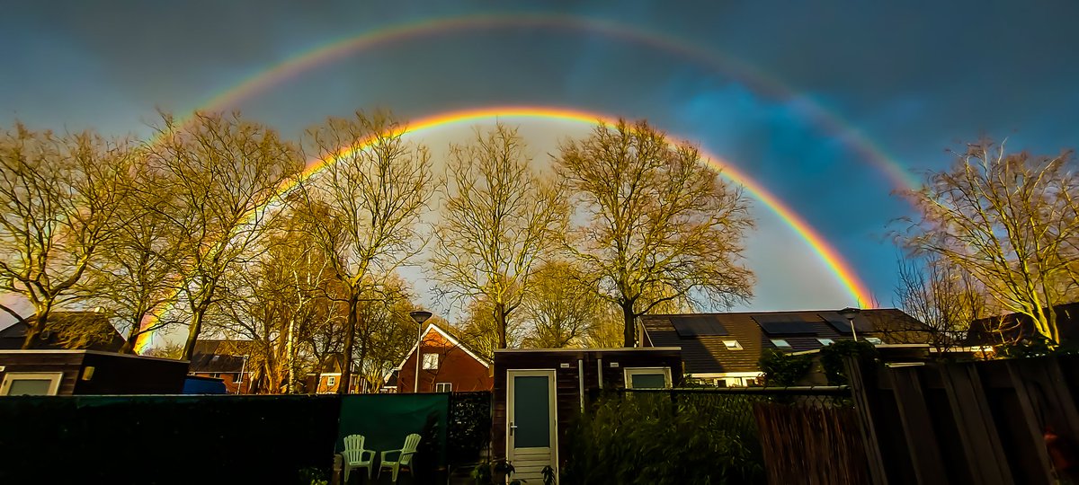 #stormLouis op komst. Met net boven #BerkelEnschot een mooie regenboog als voorproefje. 

#tilburg #storm #weather