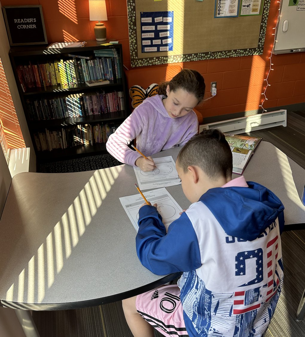 MissSteward4's tweet photo. Things teachers love to see: collaboration, kindness, AND text evidence 😉 #4thgrade https://t.co/fBRKbt4yT2
