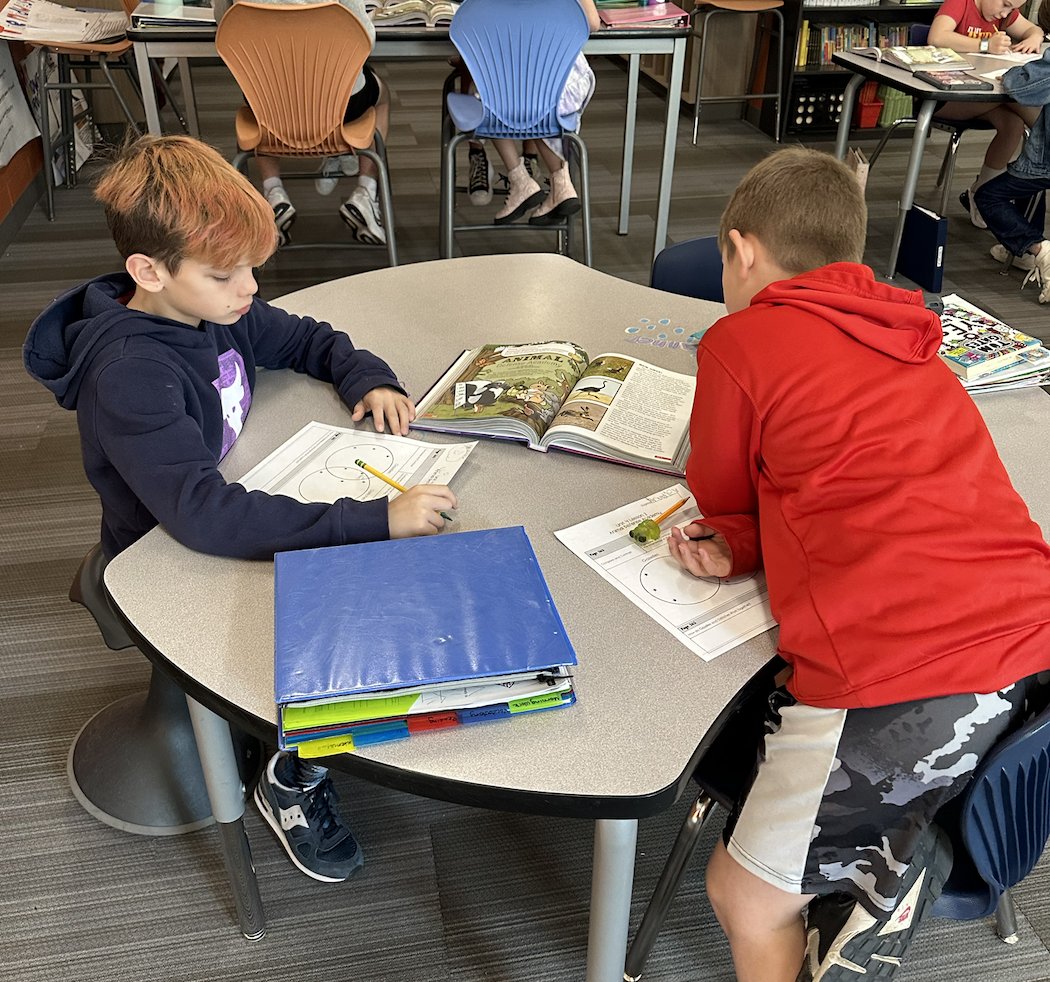 MissSteward4's tweet photo. Things teachers love to see: collaboration, kindness, AND text evidence 😉 #4thgrade https://t.co/fBRKbt4yT2