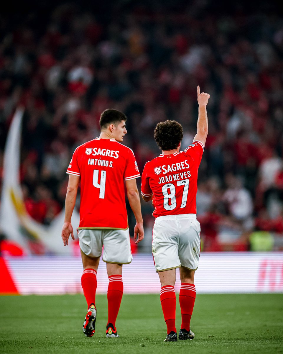 Futeb0lT0tal's tweet photo. Este é apenas um post de apreciação a António Silva e João Neves. 

Dois Homens com H maiúsculo. Dois craques. 🤝 https://t.co/T21xFoN1Gu