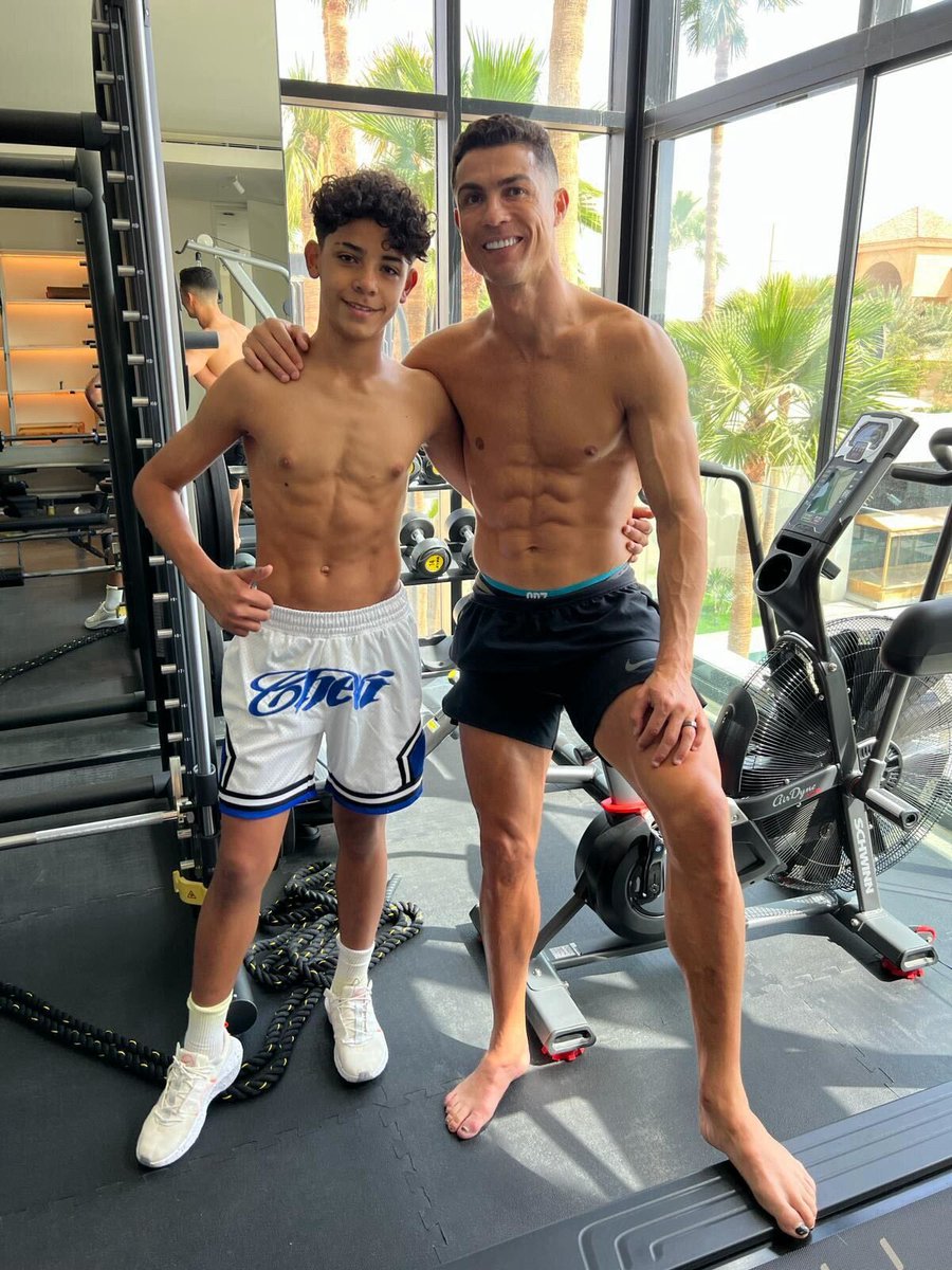 ElRealGoatCr7's tweet photo. ¡Ay Mi Madre Los Bichos! 🥵

Cristiano Ronaldo Jr y Cristiano Ronaldo el Goat.🐐🤩 https://t.co/mw327mDFQB