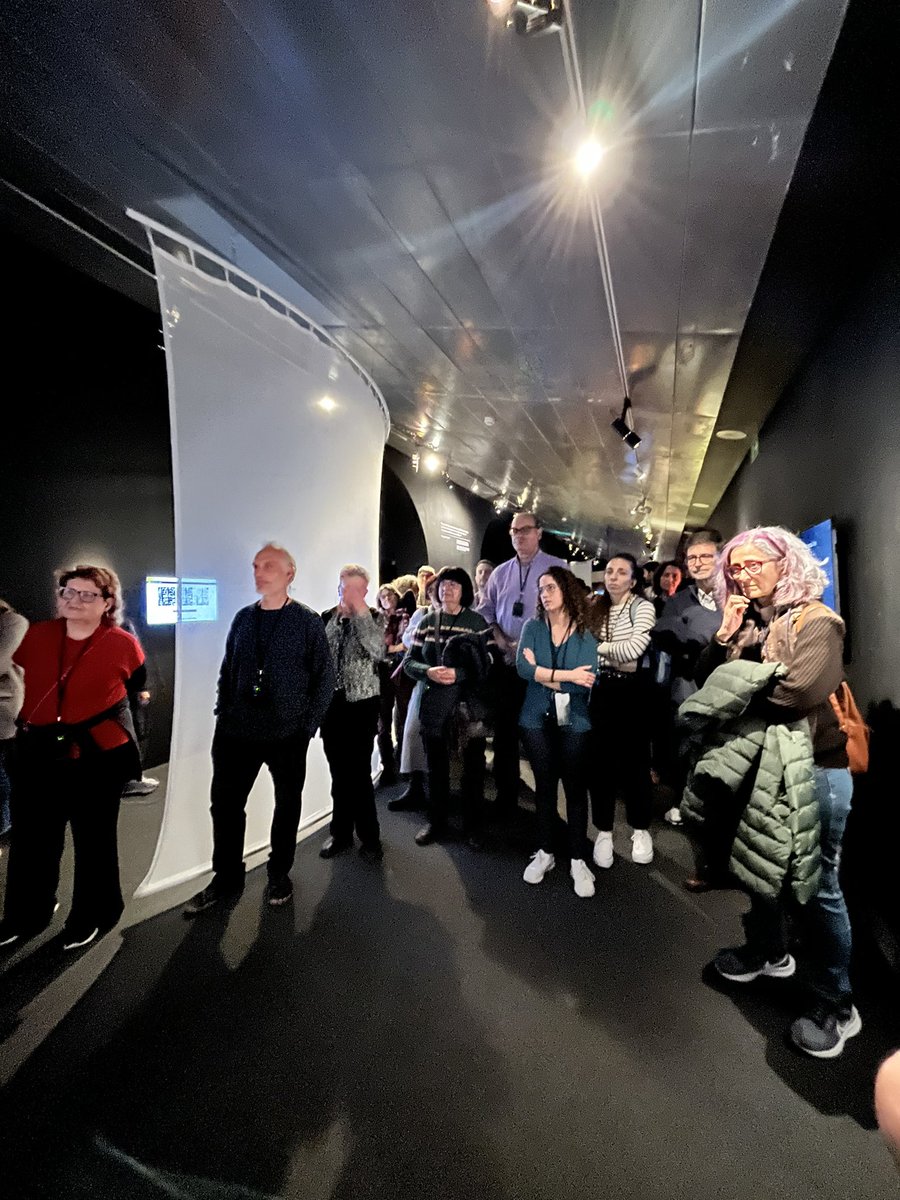culturadigicat's tweet photo. 🤖💜Aquesta tarda visitem l’exposició #IACCCB del @cececebe amb @LluisNacenta i alguns dels nostres estimats subscriptors/es del BUMP🔥!, el butlletí d’innovació i #CulturaDigital https://t.co/xZMOnxD5bR