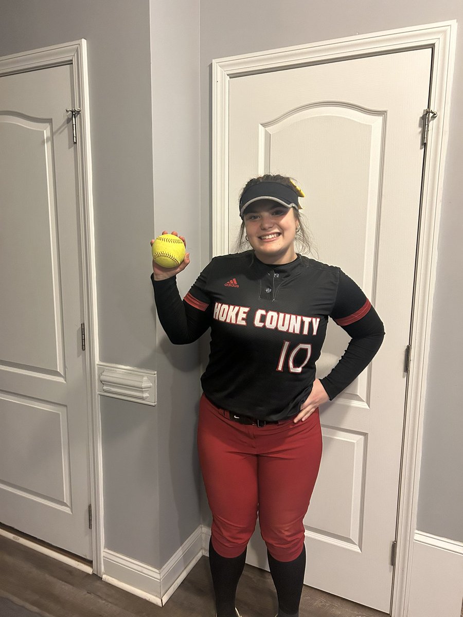 BriHarrell_10's tweet photo. First Homer 💣🥎 Can not wait for this season of softball @HCHS_BucksSB 
@thecobway 
@NC_Wesleyan_SB 
@ChowanSoftball 
@MUMonarchsSB 
@Coach_M_Booth 
@GoPeaceSoftball https://t.co/hmVGDKrkXv