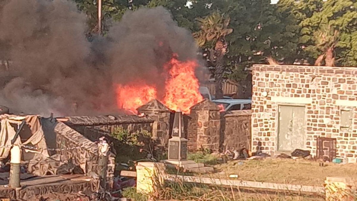 Patriot_S_A's tweet photo. Patriots are chasing away illegal foreigners and burning their shacks #PutSouthAfricaFirst 🇿🇦 https://t.co/i4HuxfjGog