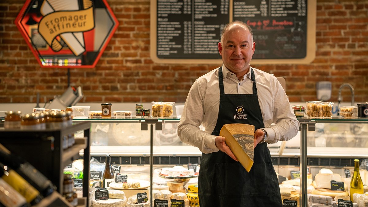 🔺PORTRAIT DE COMMERÇANT: FROMAGERIE HAMEL🔺 Quatrième portrait de notre série des commerces de l’est de l’Avenue, il s’agit de la Fromagerie Hamel. Institution familiale implantée sur l’Avenue depuis bientôt 50 ans. 👇🏾Par ici: tinyurl.com/43vatjjy 📷@Glatrompette #commerce