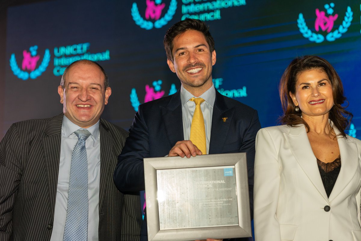UNICEFMexico's tweet photo. Le damos la bienvenida a Víctor González Herrera y su familia, a través de la @fundaciondrsimi como miembro del Consejo Internacional de @UNICEF, una alianza mundial de filántropos a favor la niñez y adolescencia. https://t.co/a7BnTLgoXq