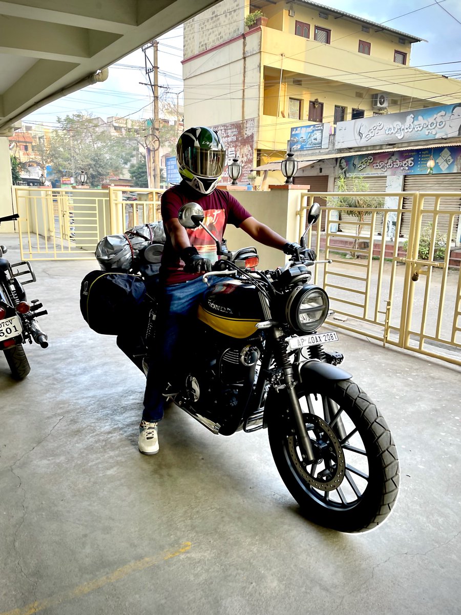 amarpradeepp's tweet image. A THREAD ON A RECENT TRIP ON MY #Honda #cb350rs :

Journey Route: Guntur-Kanipakam-Coimbatore-Palani-Ooty-Kanipakam-Guntur

Total Distance: 2279.9 kms

Total load: 2 adults + 2 saddle bags + 1 tail luggage (Total - 170 kgs)

Duration: 8 days, 7 nights.

(1/9)