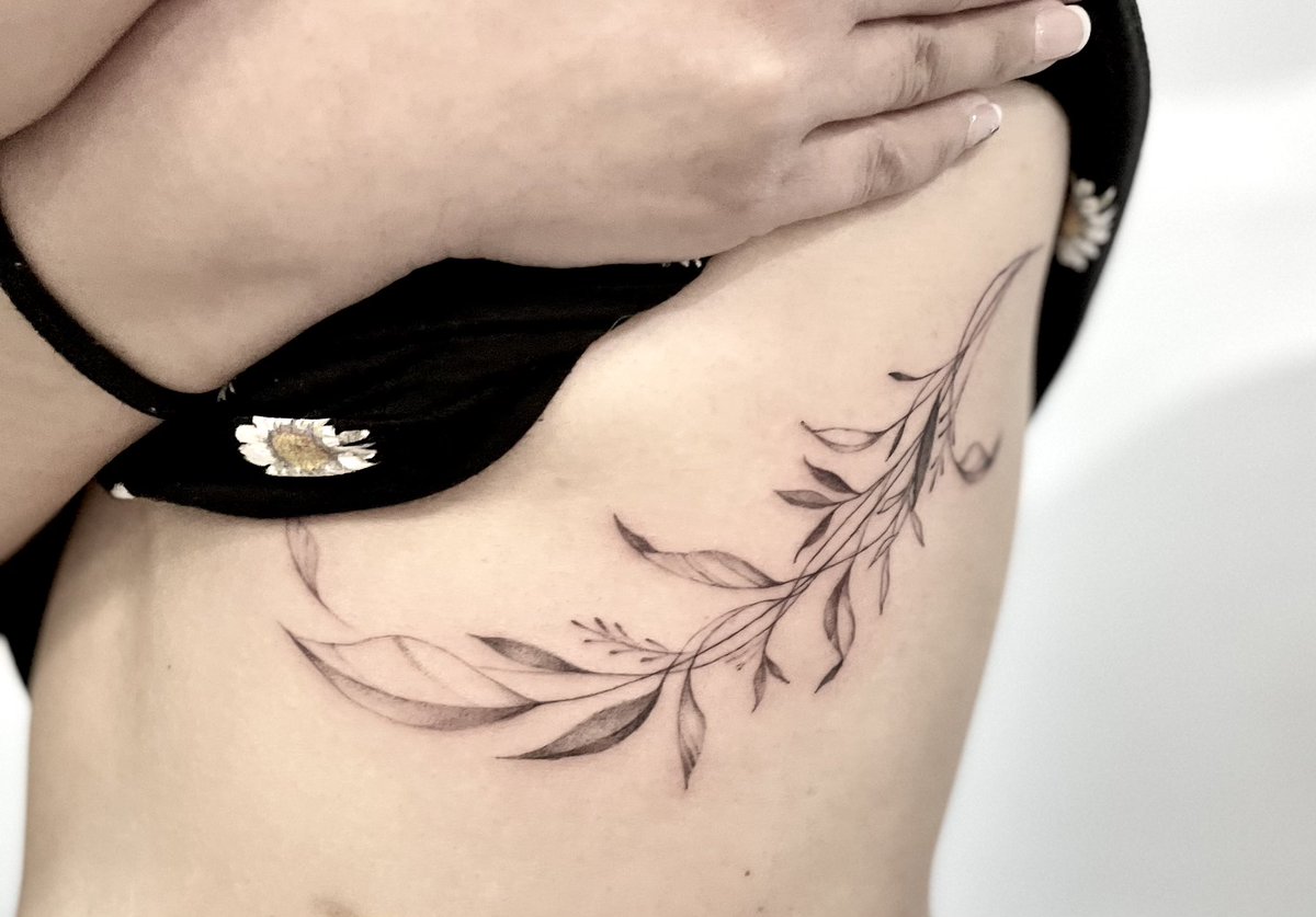 Rib tattoo #ribtattoo #leaves🍃 #leavestattoo #finelinetattoo #tattooideas #tattoodesign #kop #philadelphia #girltattoo #刺青