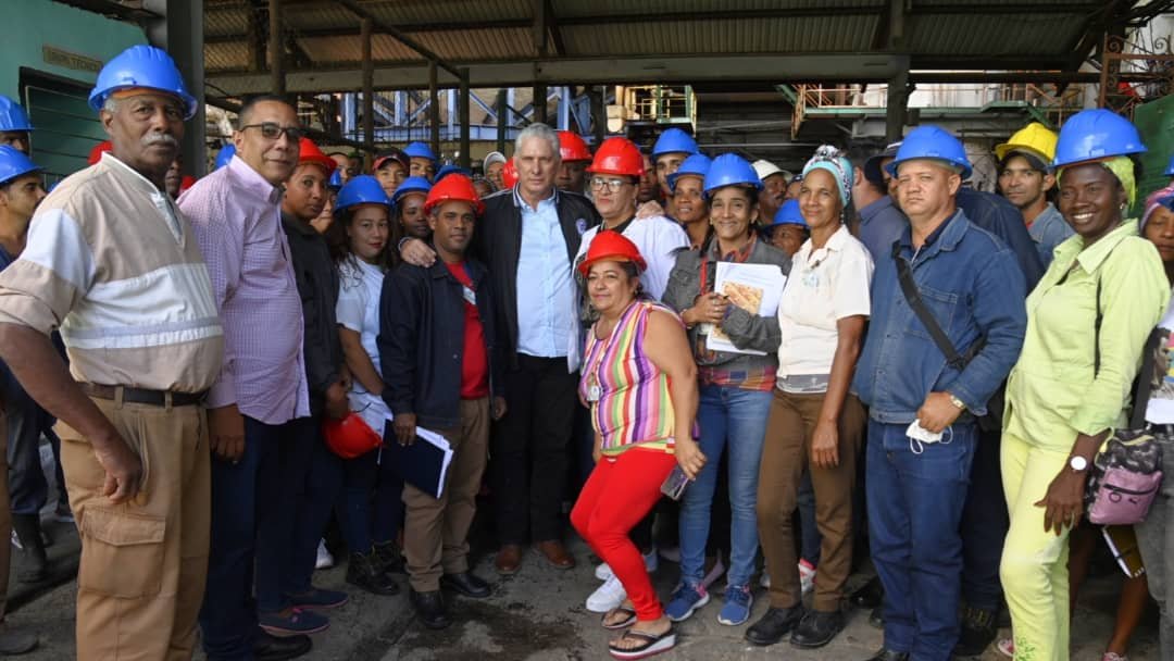 En el central Argeo Martínez, ubicado en #ManuelTames, constatamos los esfuerzos y el arduo trabajo para revertir años de incumplimientos. Insistimos en la siembra de caña, producción de azúcar y derivados y lo vital de cumplir el plan este año. #Cuba #GenteQueSuma