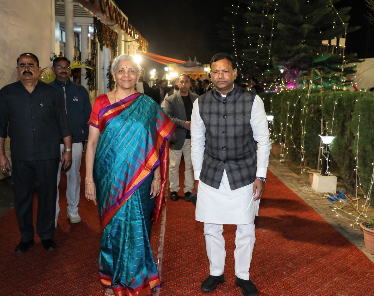 mppchaudhary's tweet photo. महराजगंज स्थित आवास पर माननीय केंद्रीय वित्त मंत्री श्रीमती @nsitharaman जी का सपरिवार भव्य स्वागत करने का सुअवसर प्राप्त हुआ।

इस दौरान माननीय वित्त मंत्री जी के सम्मान में आयोजित रात्रि भोज में सपरिवार आपके साथ भोजन करना अत्यंत ही सुखद रहा। सरलता, सहजता और अपनत्व से भरा आपका व्यक्तित्व अपने आप में नारी शक्ति के सामर्थ्य की गाथा कह रहा है।

#NirmalaSitharaman #PankajChaudhary #MinistryofFinance #Maharajganj #महराजगंज #अपना_महराजगंज #UttarPradesh