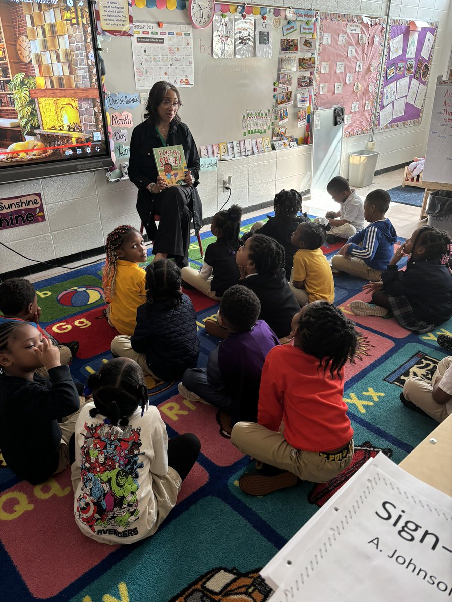 Thank you to the ladies of the Links, Inc. for reading to our students today 🖤💛. And, a special thank you to Mrs. Merriweather for reading to Ms. A. Johnson and Mrs. Martin’s class.