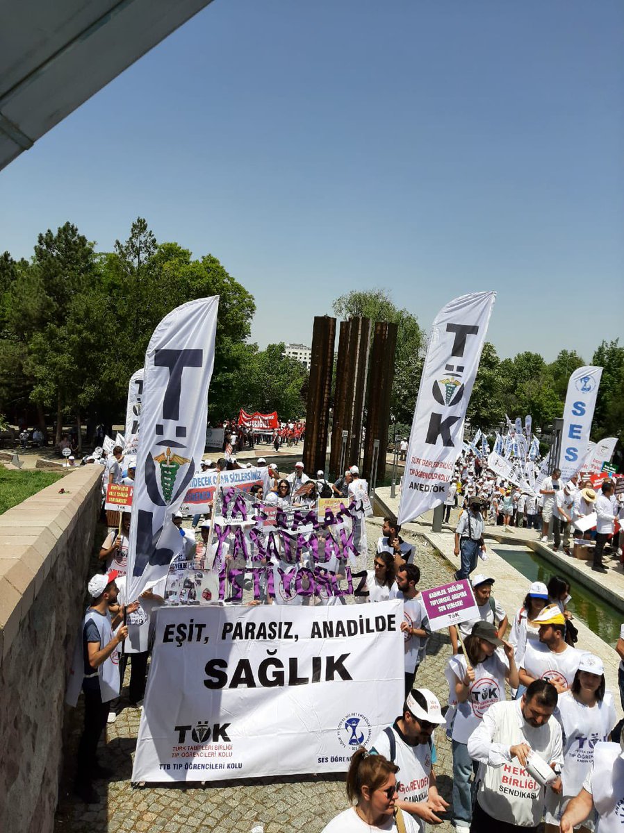 ttbtok's tweet photo. 21 Şubat Dünya Anadili Günü Kutlu Olsun
Anadili, bireyin doğduğu toplumda kendini ifade ettiği kültürünü aktardığı doğal yollarla öğrendiği dildir. Dünyada 7 binden fazla dil konuşulsa da her geçen yıl bir çok dil yok oluyor ya da yok olmaya zorlanıyor. https://t.co/1TlDG1crPF