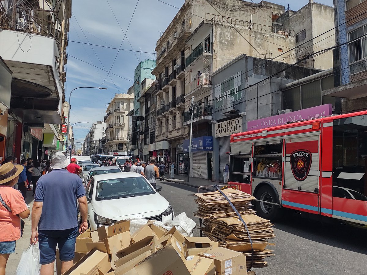 rober_escu's tweet photo. Incendio en edificio de once. Larrea y Corrientes trabaja same y bomberos. @solotransito https://t.co/sbjZc1jOom