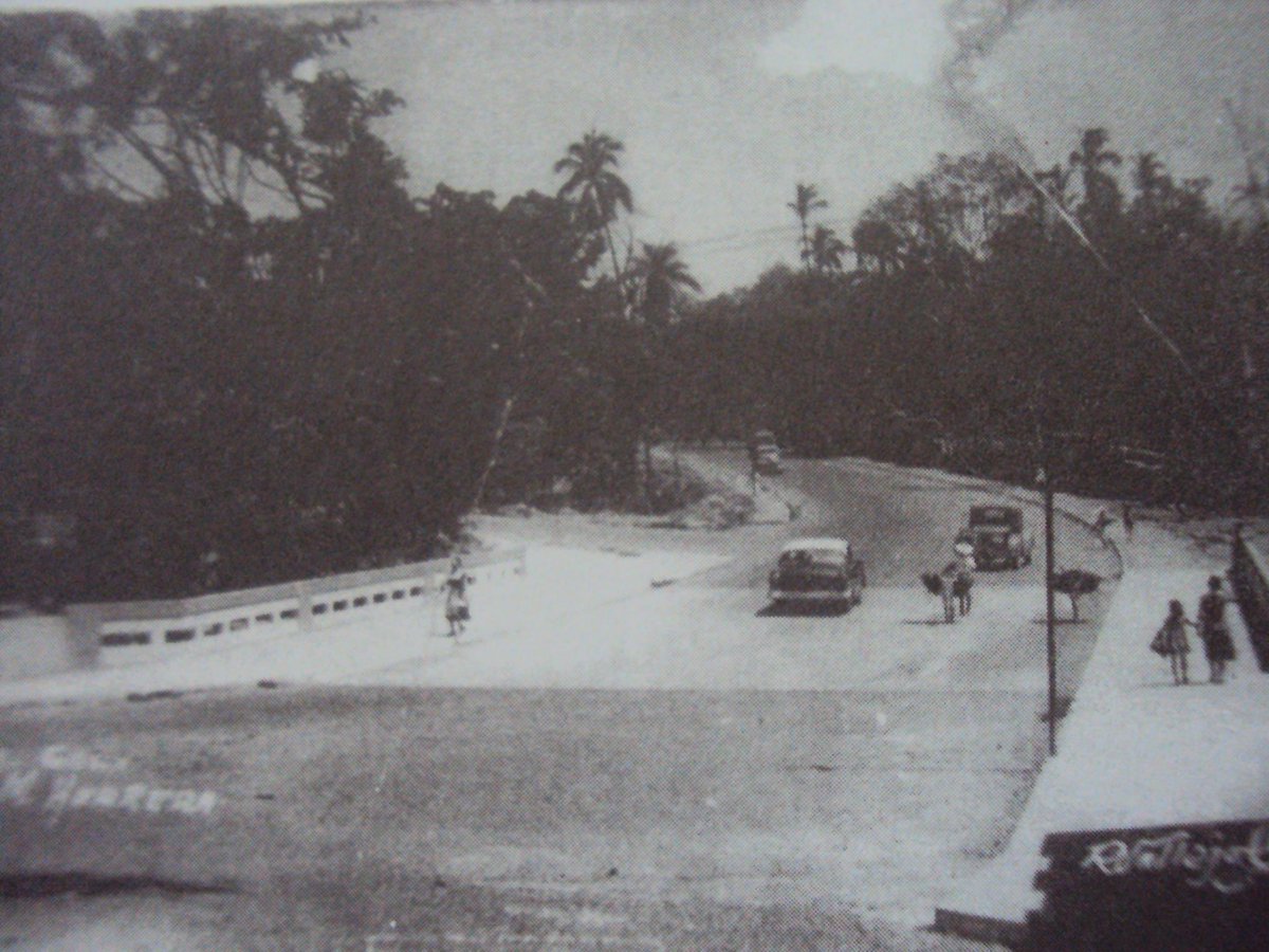 Colima_Antiguo's tweet photo. Puente Maclovio Herrera, en la ciudad de Colima, Inaugurado el 1 de diciembre de 1956. Qué diferente se ve, ¿verdad?
Foto del artista de la lente Ramón Vallejo Granados
...
#ColimaAntiguo #Colima https://t.co/gNEtorYKXl