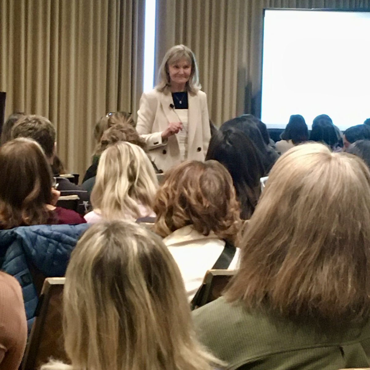 @drrobinbright presents to an enthusiastic audience this morning at #RFTLOI2024! Stop by booth 302 for a look at her book, #SometimesReadingIsHard…

#edchat #profdev #literacy #learning #edutwitter