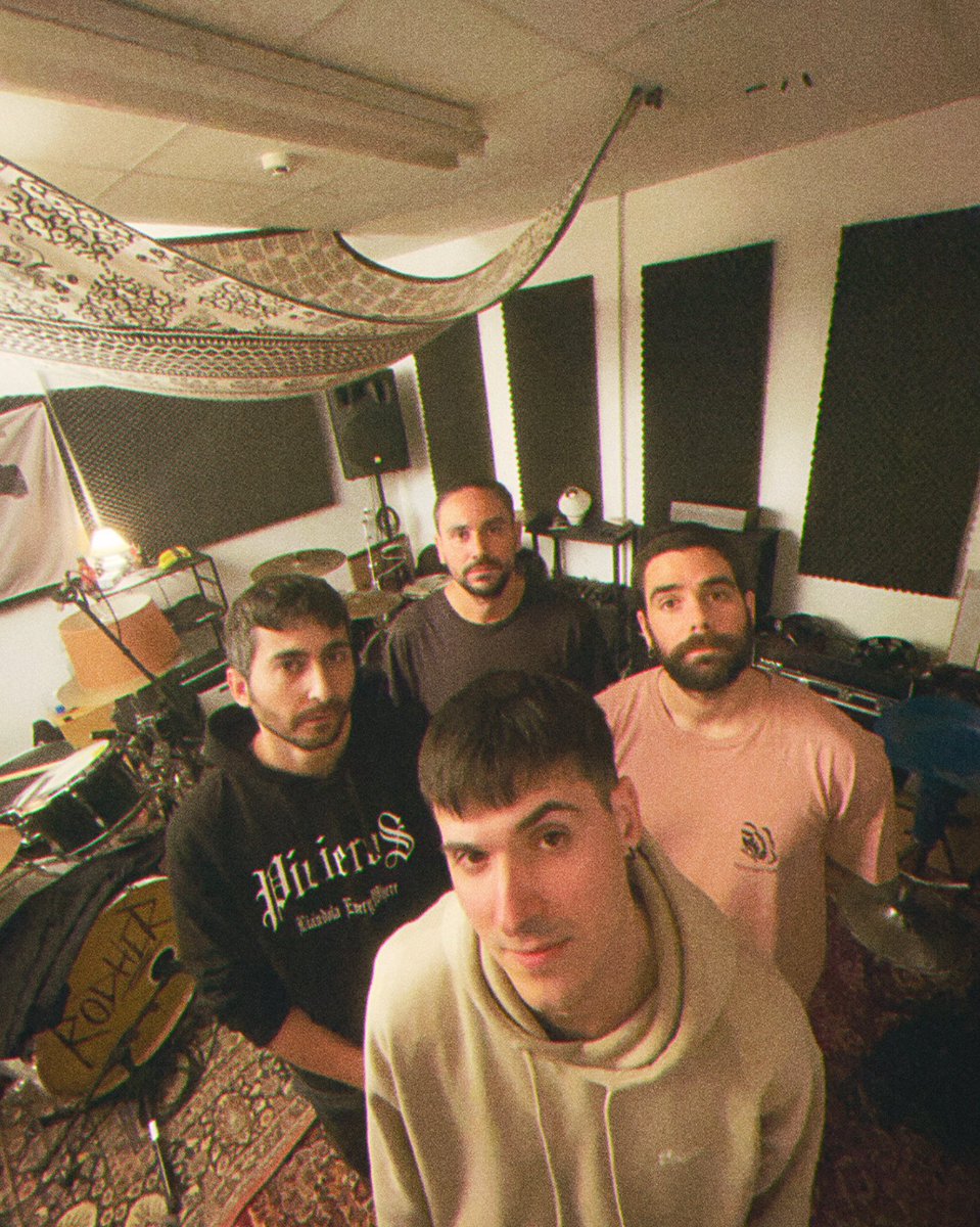 Nosinmiscascos (@nosinmiscascos) on Twitter photo Os hablo de <a href="/estoesnectar/">estoesnectar</a>, banda que conjuga con personalidad el rock y el rap con unas letras crudas y desgarradoras. Un estilo propio que empezaron a perfilar en su primer EP, ‘Un refugio en un castillo’ (2023). Os hablo de <a href="/estoesnectar/">estoesnectar</a>, banda que conjuga con personalidad el rock y el rap con unas letras crudas y desgarradoras. Un estilo propio que empezaron a perfilar en su primer EP, ‘Un refugio en un castillo’ (2023).
