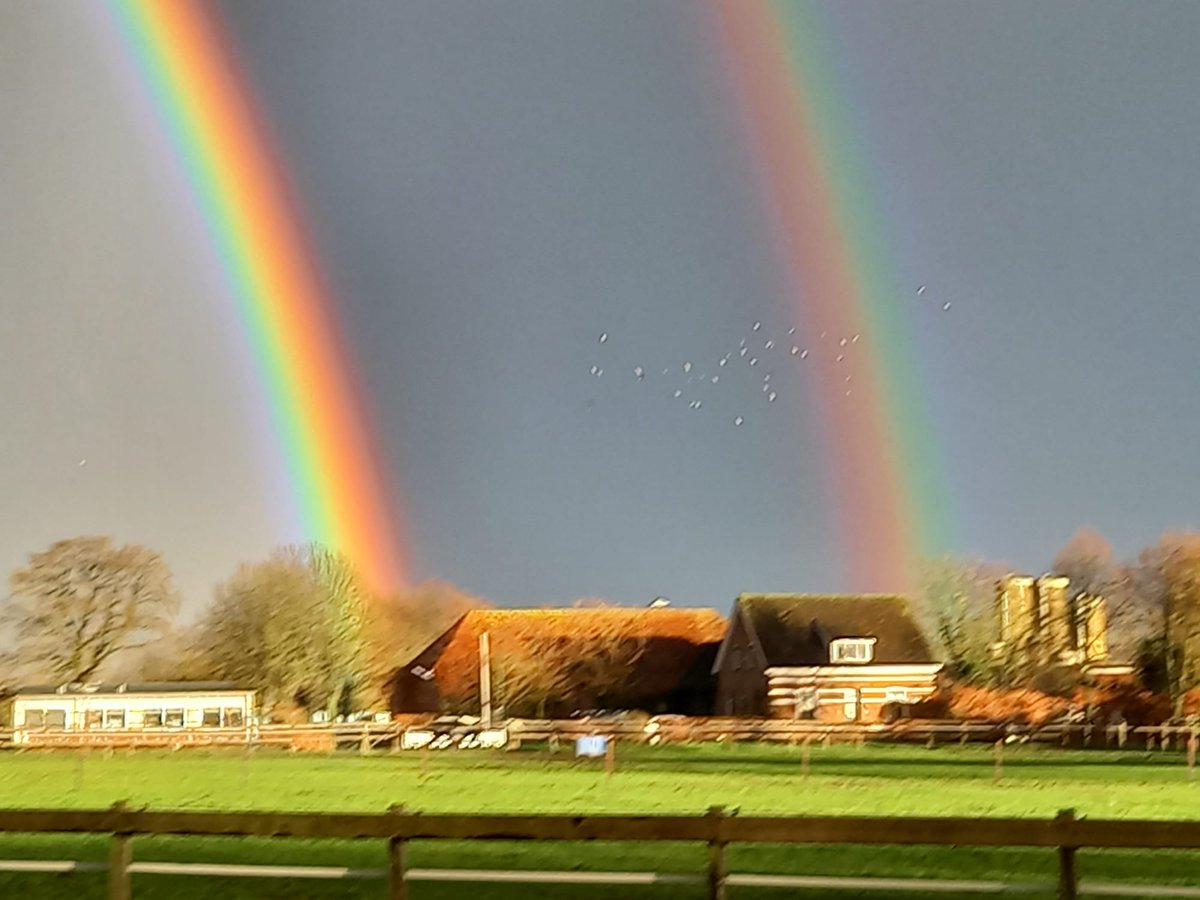 #vrtweer  mooie dubbele #regenboog, recht boven onze toko. gemaakt door  me buurman.  Ik heb gezocht,💎 maar niks gevonden. #rainbow  #stormLouis is coming soon.