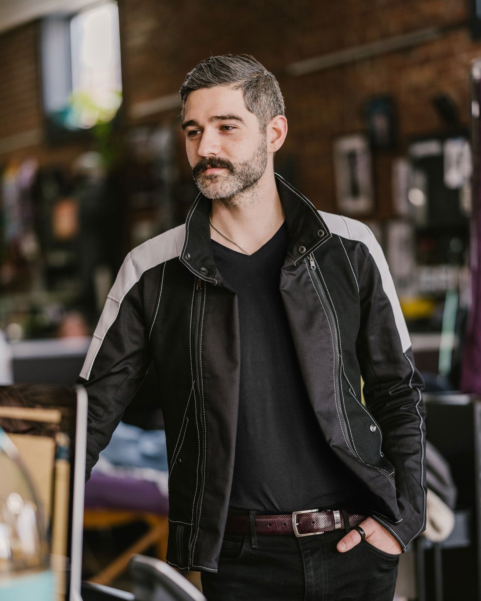 VolanteDesign's tweet image. Every hero has their journey, and all journeys must come to an end. Today, we are officially retiring the Ronin.

Right now, get the Ronin jacket for just $199. Five colorways and SO many ways to wear! 

bit.ly/4bPmuwE

#motostyle #volantedesign