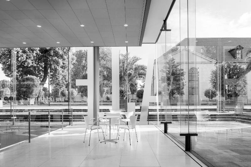 TRES60Blog's tweet photo. Vestíbulo del Hannover Herrenhäuser Gärten, proyectado y construido por Jacobsen entre 1965 y 1966.
Fotos de Marc Theis
#ArneJacbosenFoyer #HannoverHerrenhäuserGärten #Jacobsen #midcenturybuildings #glassbuildings https://t.co/G1QWw7cqmL