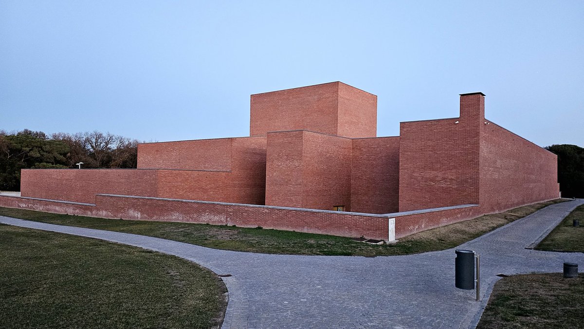 josepmuntpros's tweet photo. SIZA a Llinars,
un capvespre de Febrer.

Teatre Auditori de Llinars del Vallès
Alvaro Siza + Aresta + GOP
2015

#JuevesDeArquitectura https://t.co/Ic3iJ79DHv