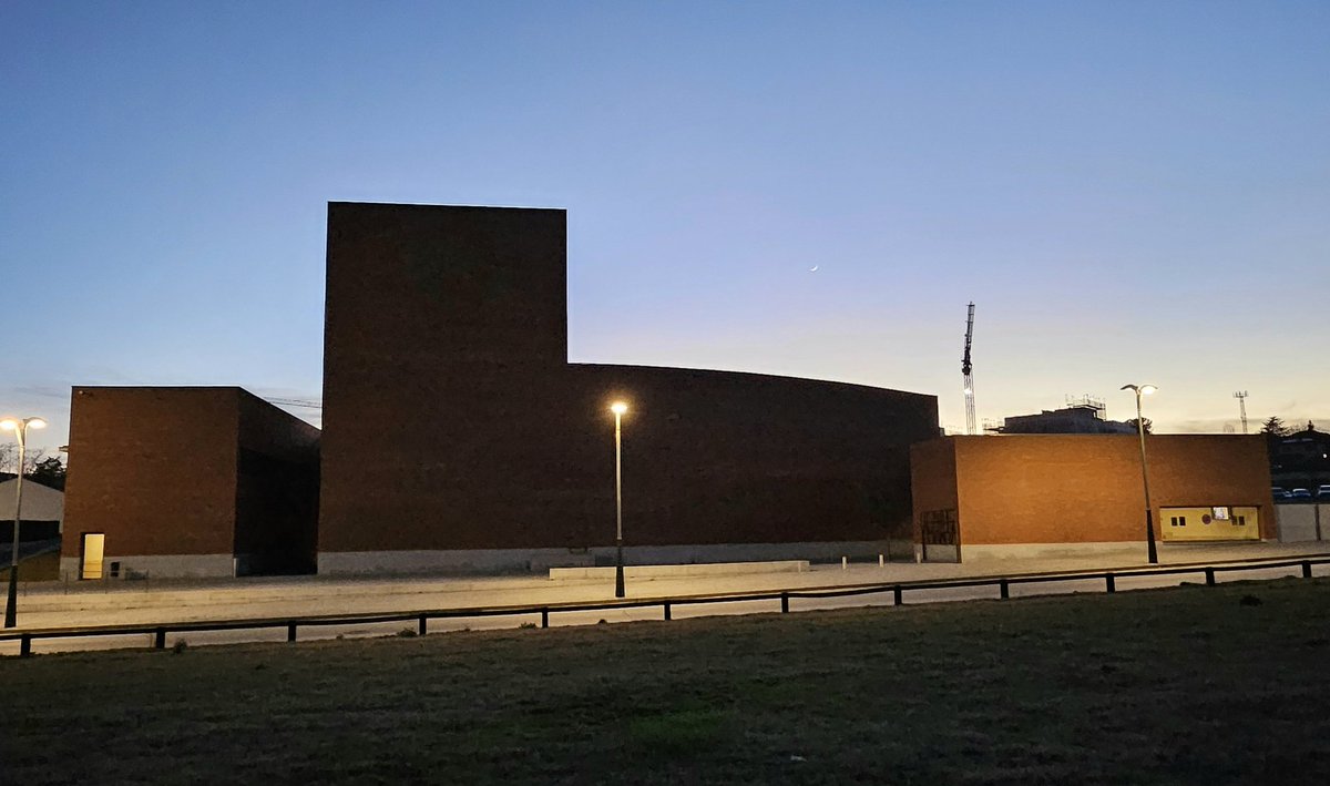 josepmuntpros's tweet photo. SIZA a Llinars,
un capvespre de Febrer.

Teatre Auditori de Llinars del Vallès
Alvaro Siza + Aresta + GOP
2015

#JuevesDeArquitectura https://t.co/Ic3iJ79DHv