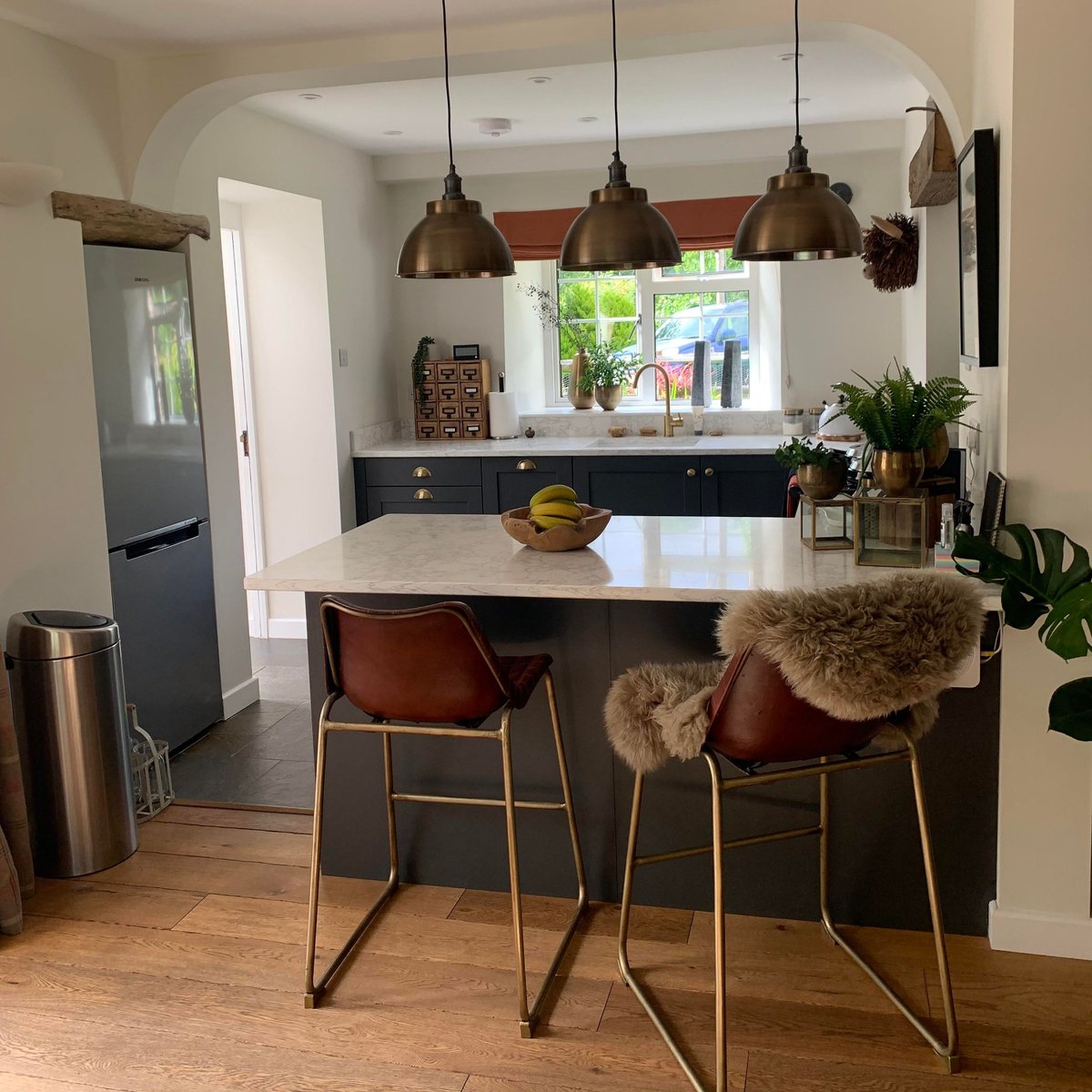 Choosing the right accessories can really transform a space🌟⁠ ⁠ 📸 Hardwick Graphite⁠ ✏ Emma Randall at Sigma 3 Kitchens Abergavenny⁠ .⁠ ⁠ #kitchengoals #kitcheninspo #kitchenideas #kitcheninspiration #interiordesigner #renovation #interiordesign #design #homeinspo