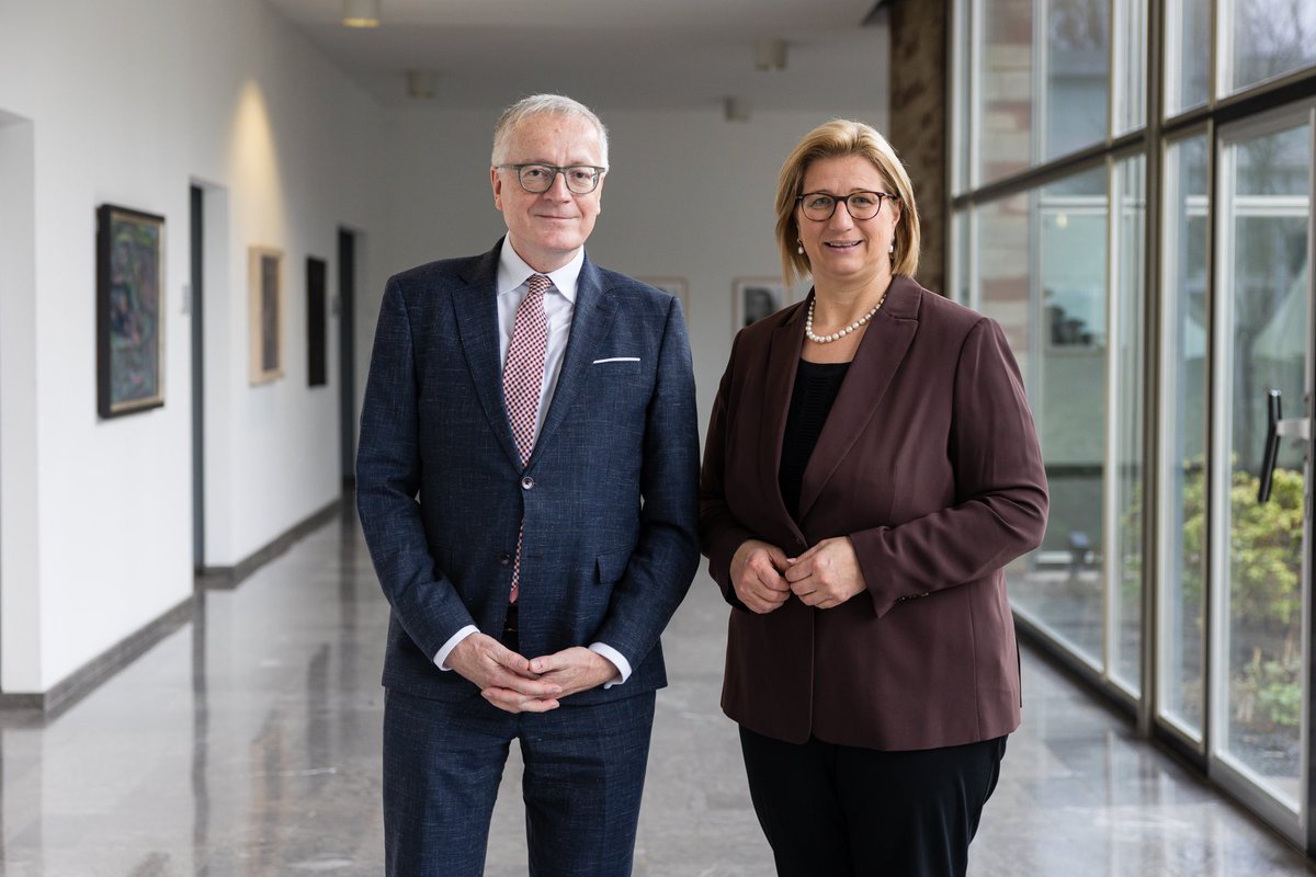 Heute empfing Ministerpräsidentin @AnkeRehlinger den Botschafter der Bundesrepublik 🇩🇪 in 🇫🇷 zum Austausch in der Staatskanzlei. Bei ihrem Treffen tauschten sich die Ministerpräsidentin und der Botschafter über zahlreiche Themen der 🇩🇪-🇫🇷 Partnerschaft aus. @AllemagneDiplo