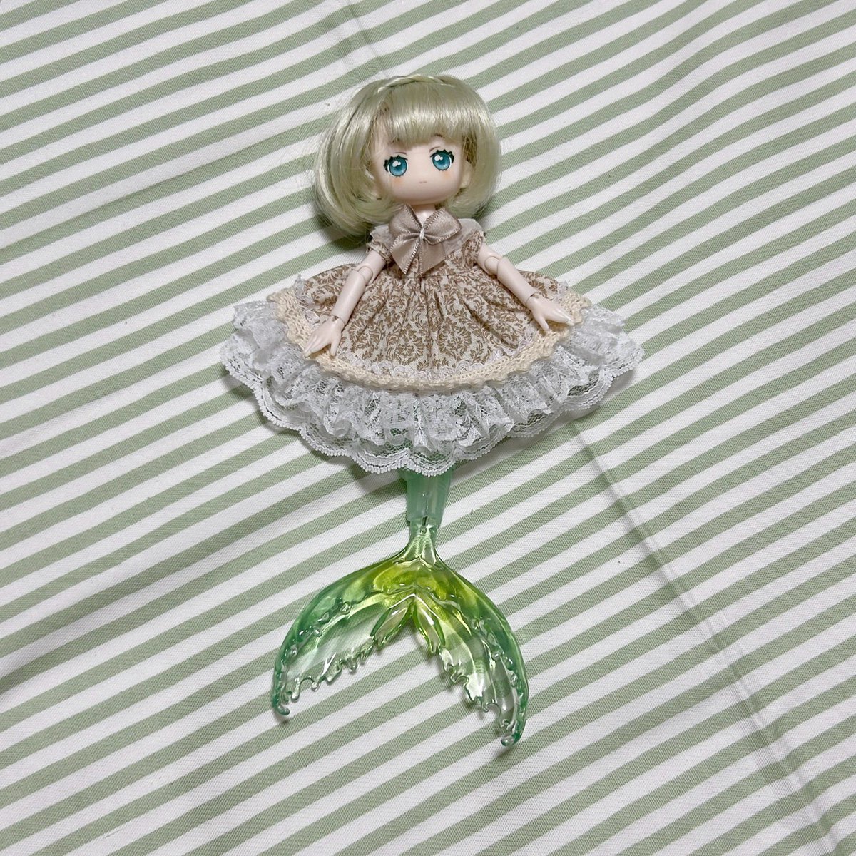 #こむくる屋 さまのワンピースと、華月陽出さま( <a href="/KadukiHizuru/">華月陽出</a> )のカーディガンを合わせてみたりしていました！
ボタンを留めるの、難しいけどお着替え感が増して楽しい……✨

3枚目は こむくる屋 さまのワンピースのみのお写真です。ヘアアクセ未だにコツが掴めていなくて申し訳なさ……💦