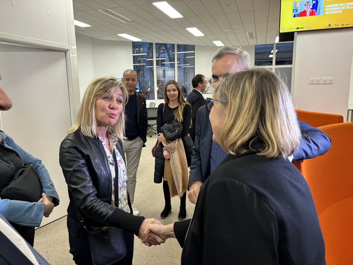 [Direct] La ministre de l’enseignement supérieur <a href="/Sy_Retailleau/">SylvieRetailleau</a> arrive à la @CisamInnovation de #Marseille au milieu d’une visite de 48h dans la <a href="/AMPMetropole/">Métropole Aix-Marseille-Provence</a> en compagnie du président d’ @univamu Eric Berton