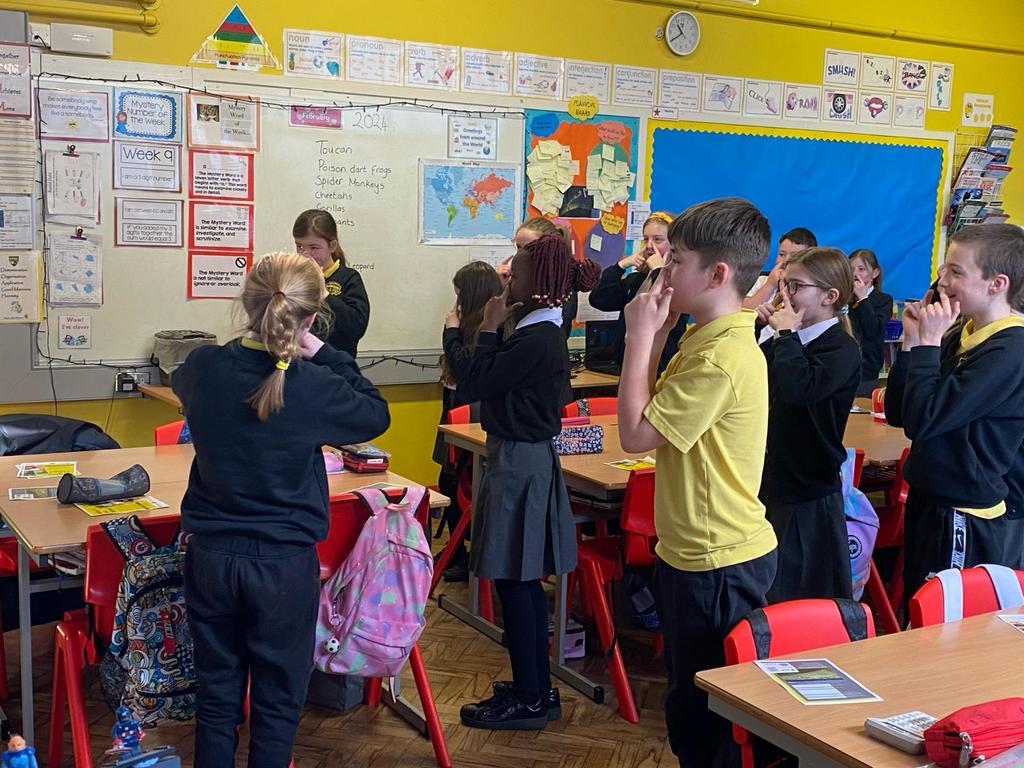 P6/7 love a visit from @UlsterScotsAgen They are helping us with our research project naming the new housing development in our village! Language is all around us! It's such fun being historians!🖤💛