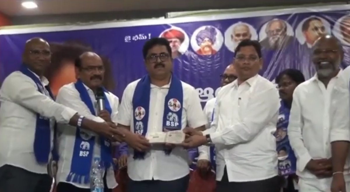 JPRpurnachandra's tweet photo. “ఈ రోజు నేను మళ్లీ పుట్టాను,రాత్రి నాకు నిద్ర పట్టలేదు,గుర్రం జాషూవా కావ్యంలోని గబ్బిలంలా నా మనసు తిరుగుతూ ఉంది. అట్లా నా మనసు ఒక ప్రాంతం నుంచి మరో ప్రాంతానికి తిరిగింది. నన్ను నేను తెలుసుకోవడానికి 62 ఏళ్లు పట్టింది. అన్ని రంగాల్లో కులమే రాజ్యమేలుతోంది. నేను రిటైరయ్యాక ఒక కార్పొరేట్ కంపెనీలో పని చేశాను. అక్కడ నేను పోలీసు అధికారిగా అందుకున్న శాలరీకన్నా ఎక్కువ జీతం సంపాదించాను. అయినా నాకు సంతృప్తి లేదు. ఆ సమయంలో కాన్షీరాం సిద్ధాంతం నన్ను ఆకర్శించింది. ఒకవేళ ఆధిపత్య పార్టీలు నాకు టిక్కెట్ ఇచ్చినా, గెలిచినా వాళ్ల కనుసన్ననలోనే పని చేయాలి. ఆ పార్టీ సిద్ధాంతాలకు అనుగుణంగా పనిచేయాలి. అస్థిత్వం ఉండదు. ఆధిపత్య పార్టీలు ఎన్ని చెప్పినా ఒక ముసుగు మాత్రమే. బహుజనులు పని చేయనివ్వరు. ఆ సమయంలో నాకు నా ఇల్లుగా ఫీలయ్యింది బీఎస్పీ మాత్రమే. బీఎస్పీ నేను పుట్టి పెరిగిన బహుజన పల్లెలా ఉంటుంది.మనకు ఒక రాముడున్నాడు. ఆయనే కాన్షీరాముడు. ఆయన స్ఫూర్తితోనే ముందుకు సాగాలి. మనమంతా కలిసి ఉండాల్సిన అవసరం ఉంది. బీసీలు బీఎస్పీతో కలిస్తేనే రాజ్యాధికారం దక్కుతుంది. 
ఆధిపత్య కులాల శక్తుల నుంచి ప్రజాస్వామ్యాన్ని కాపాడుకుందాం. బీఎస్పీని బలోపేతం చేద్దాం"ఈరోజు విజయవాడ ,ఆంధ్రప్రదేశ్ లో బీఎస్పీ సెంట్రల్ కో ఆర్డినేటర్ రాంజీ గౌతమ్ గారు, తెలంగాణ బీఎస్పీ స్టేట్ ప్రెసిడెంట్ డాక్టర్ ఆర్ఎస్ ప్రవీణ్ కుమార్ల గారు, ఇతర నేతల  సమక్షంలో బహుజన్ సమాజ్ పార్టీలో చేరానని మీకు తెలియడానికి సంతోషిస్తున్నాను, ఈ అవకాశాన్ని కల్పించినందుకు కుమారి మాయావతి గారికి ధన్యవాదాలు ,ఈ ఆధిపత్య కులాల చెర నుంచి బహుజన విముక్తి కోసం అదేవిధంగా బి.ఎస్.పి నీ ఏపీలో అధికారంలోకి తెచ్చేందుకు నా వంతుగా కృషి చేస్తాను.
#JPR #purnachandraraoips #BSP #BSP4Andrapradesh