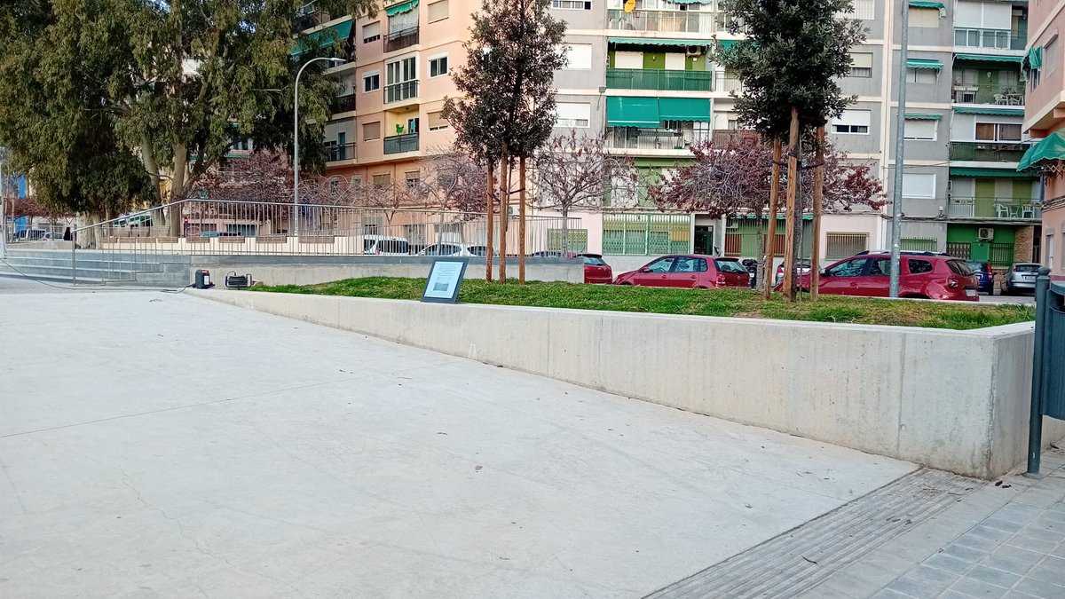 Nuevo hito de memoria histórica herculana que desde la AAHH estamos desarrollando con el @alic_ayto, placa en parque Corts Valencianes recordando el estadio Bardin.

Agradecemos a Parques y Jardines dirigida por Manuel Villar, así como a los técnicos municipales. Macho Hércules
