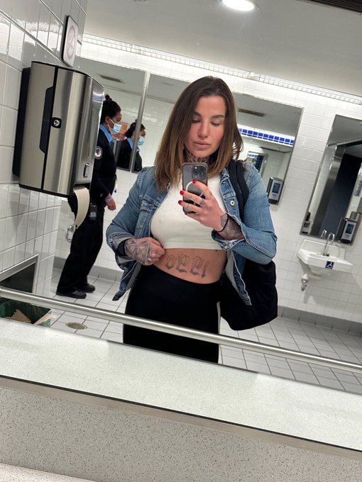 Airport selfies ❤️✌️ https://t.co/0Mk5X64224<a href="/tag/bkfc"class="tags"><span>#bkfc</span></a>
