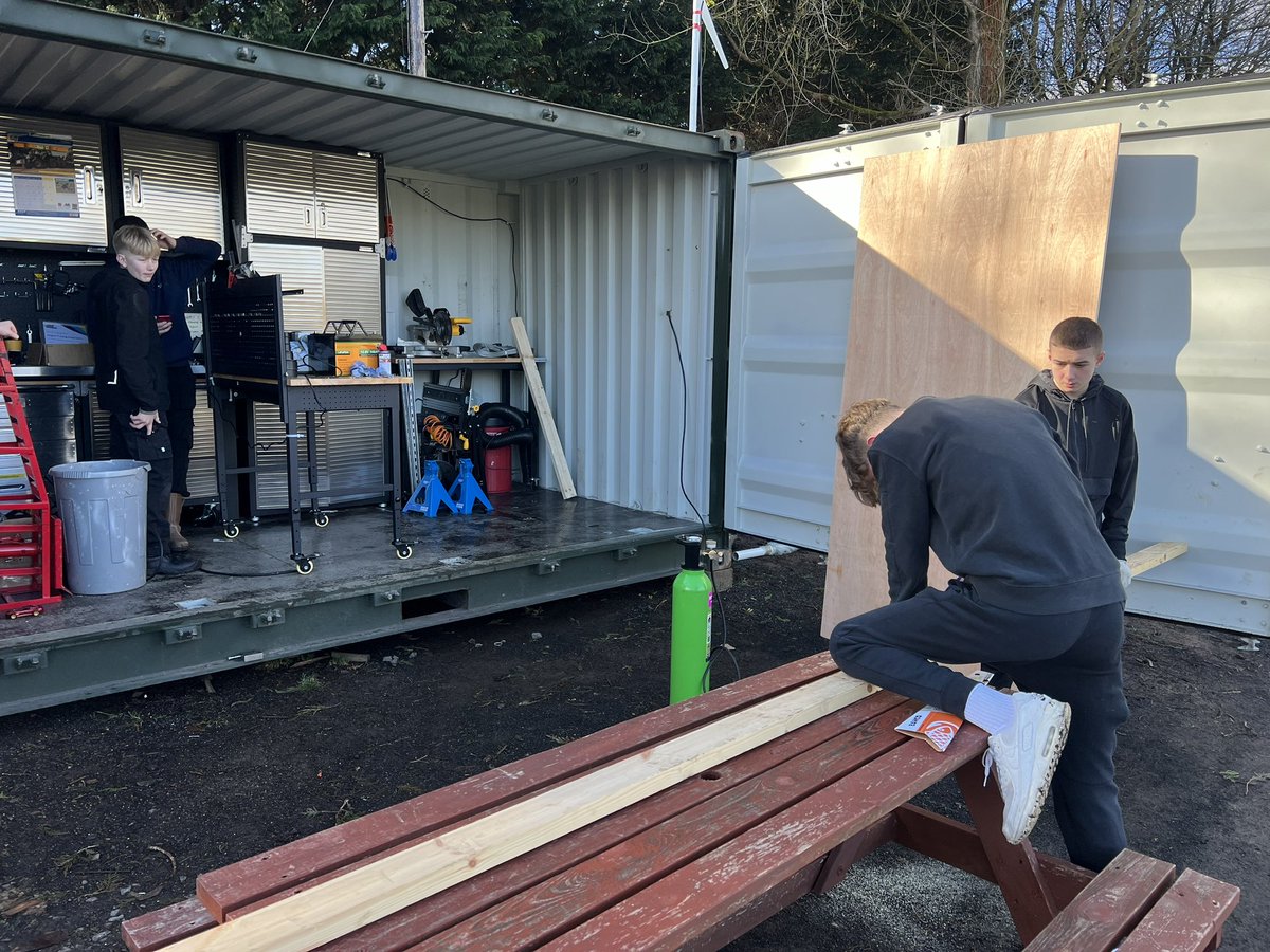 FATech_Ed's tweet photo. Our employability squad getting a crucial delivery for our Sustainable Energy Workshop from FP Blair Lowson-Engineer with local fabricators @RamsayLadders They also provide crucial work experience for our pupils and are sponsoring the 6m special coated turbine mast #FORfutures https://t.co/H2v6VCEgdD