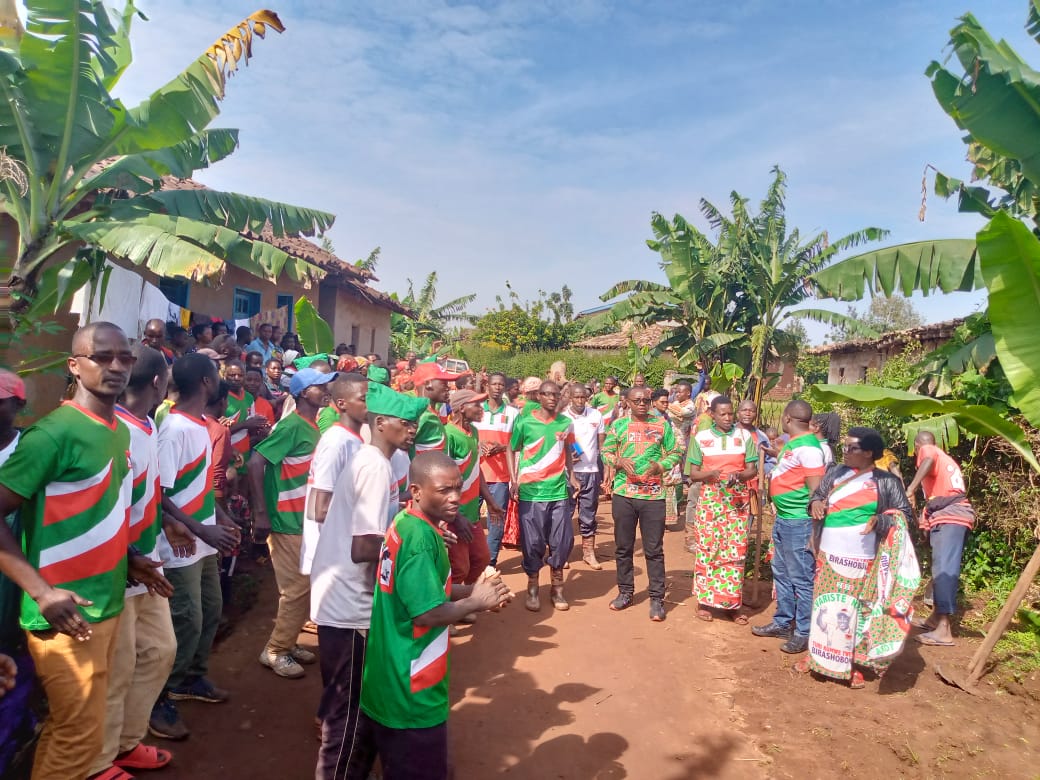 CnddFddButanyer's tweet image. #Burundi Kuruyu wa Kane, igenekerezo rya 22/2/2024 umunyamabanga w'umugambwe CNDD-FDD muri komine Muhanga yazindutse kumitumba ya #Mbaba,Mwendo na Rushenza asuzuma aho ibikorwa vy'iterambere bigishije abagumyabanga bigeze nibitigiri bagezeko araba ko vyungutse
@R_Ndikuriyo
 1/3