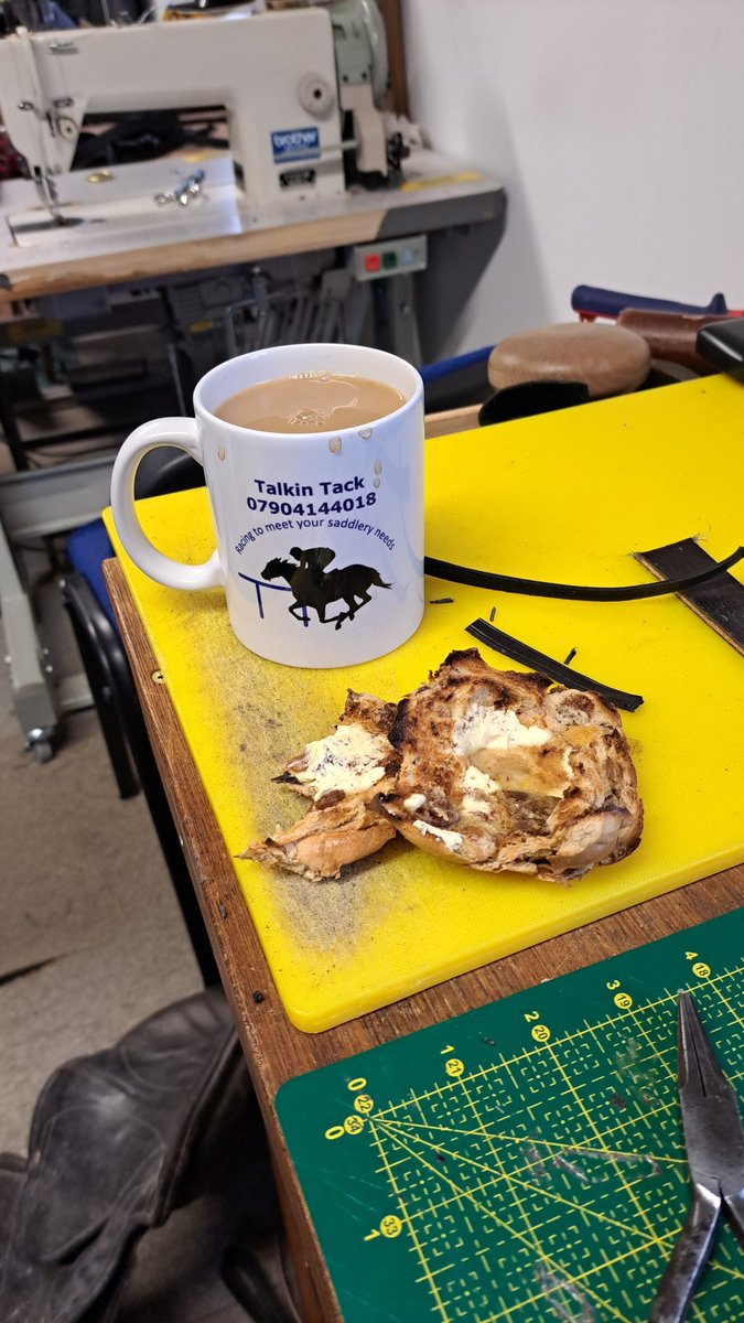 talkintack's tweet image. Who needs a plate?! Happy that Hot Cross buns are back (if they ever went) 
#TakeABreak
