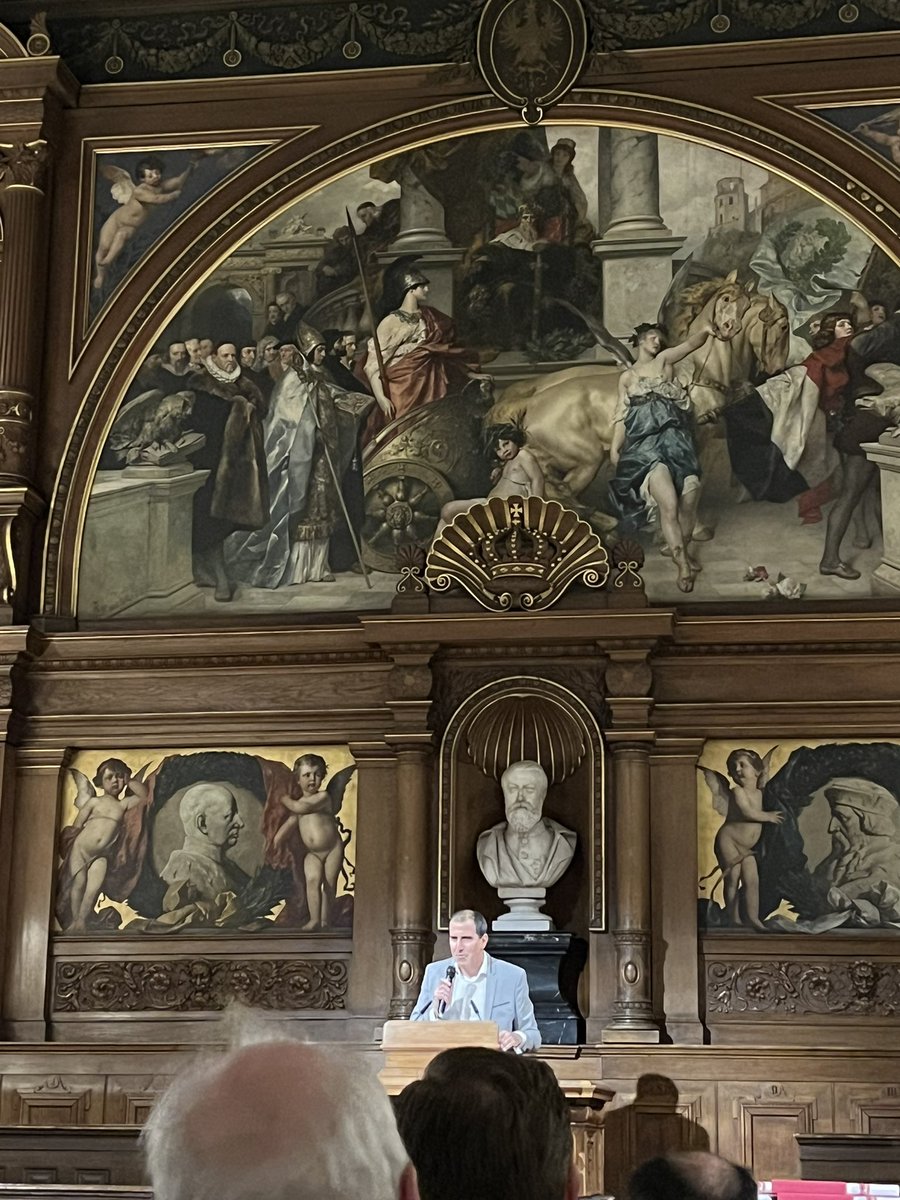 Our very own fish stem cellologist Lazaro Centanin introducing himself in the historical Aula @UniHeidelberg Welcome Lazaro!