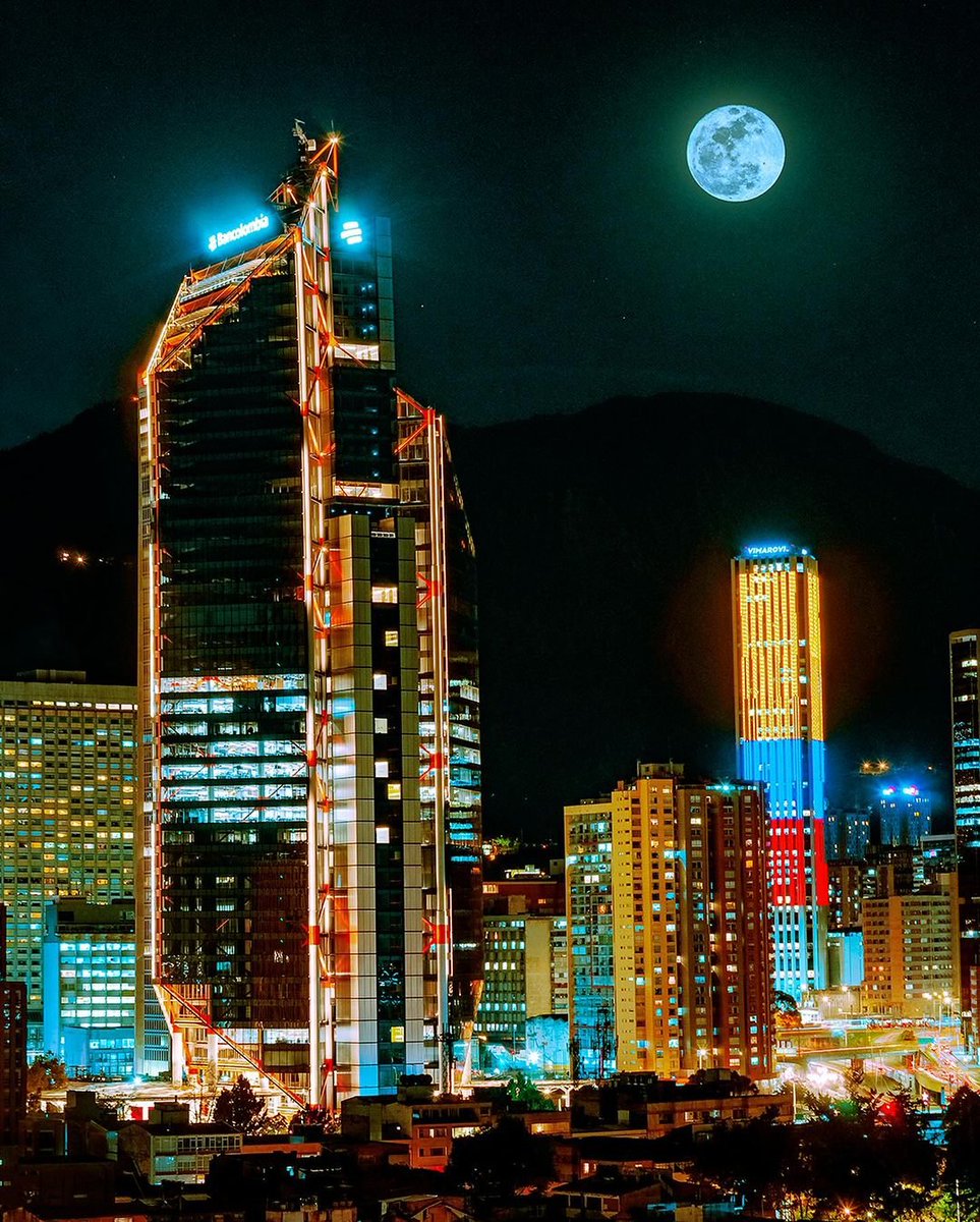 Hermosas noches capitalinas 🌝
.
.📸<a href="/vimarovi/">VicK </a>
.
#bogota #Noche #bogotá