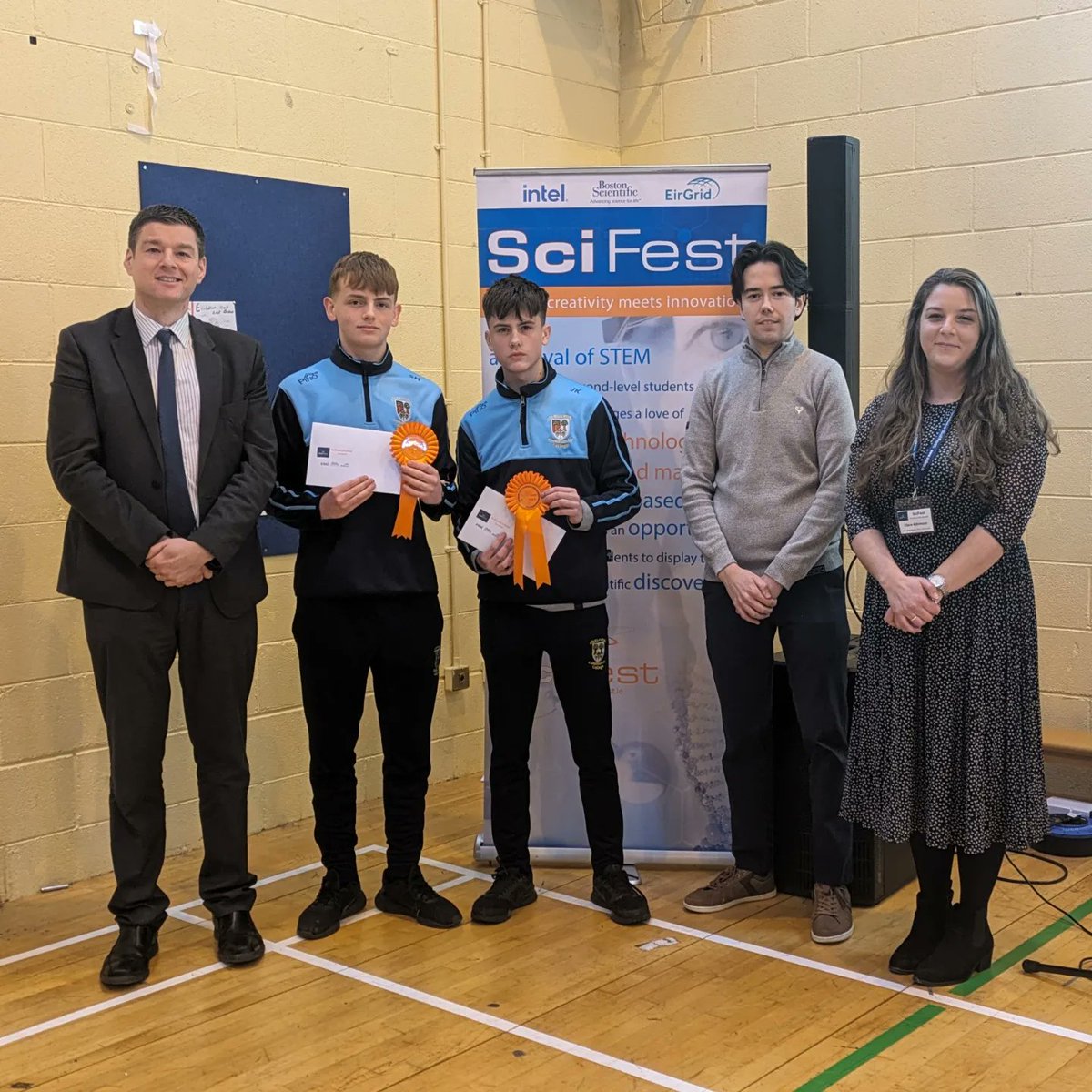 akibuso's tweet photo. Congratulations to all the TY students of Oaklands Community College on presenting their innovative projects at their SciFest@School Fair today! From the effects of glasses on light intensity for users, to the best protective material for Airsoft, this fair had it all! #Scifest https://t.co/UVBE3jn1fF