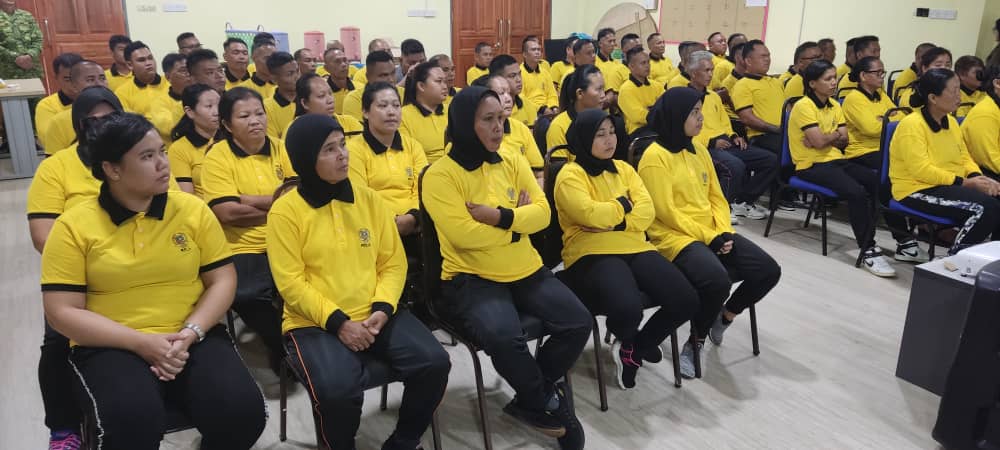 KURSUS ASAS RELA SIRI 1/2024 DAERAH PAKAN

(HARI KETIGA)

Tarikh : 22 Februari 2024 (Khamis) 
Masa : 0730 H - 1700 H 
Tempat : Bilik Serbaguna Pejabat Daerah Pakan

#SetiaBerbakti
#RELAMalaysia
#RELASarawak
#KeselamatanTanggungjawabBersama
#RELAjiwaMalaysia
#RELASiapsiaga