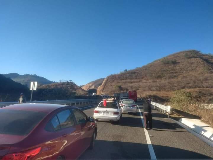 CapitalOax's tweet photo. 🚧 Con #Bloqueo en la super carretera a la Costa de Oaxaca, este jueves, habitantes de Los Coatlanes, exigen la construcción de caminos comprometidos por el Gobierno, “caminos encimados o paralelos” para transitar entre sus comunidades sin poner en riesgo su vida. https://t.co/0YBuQAuXea