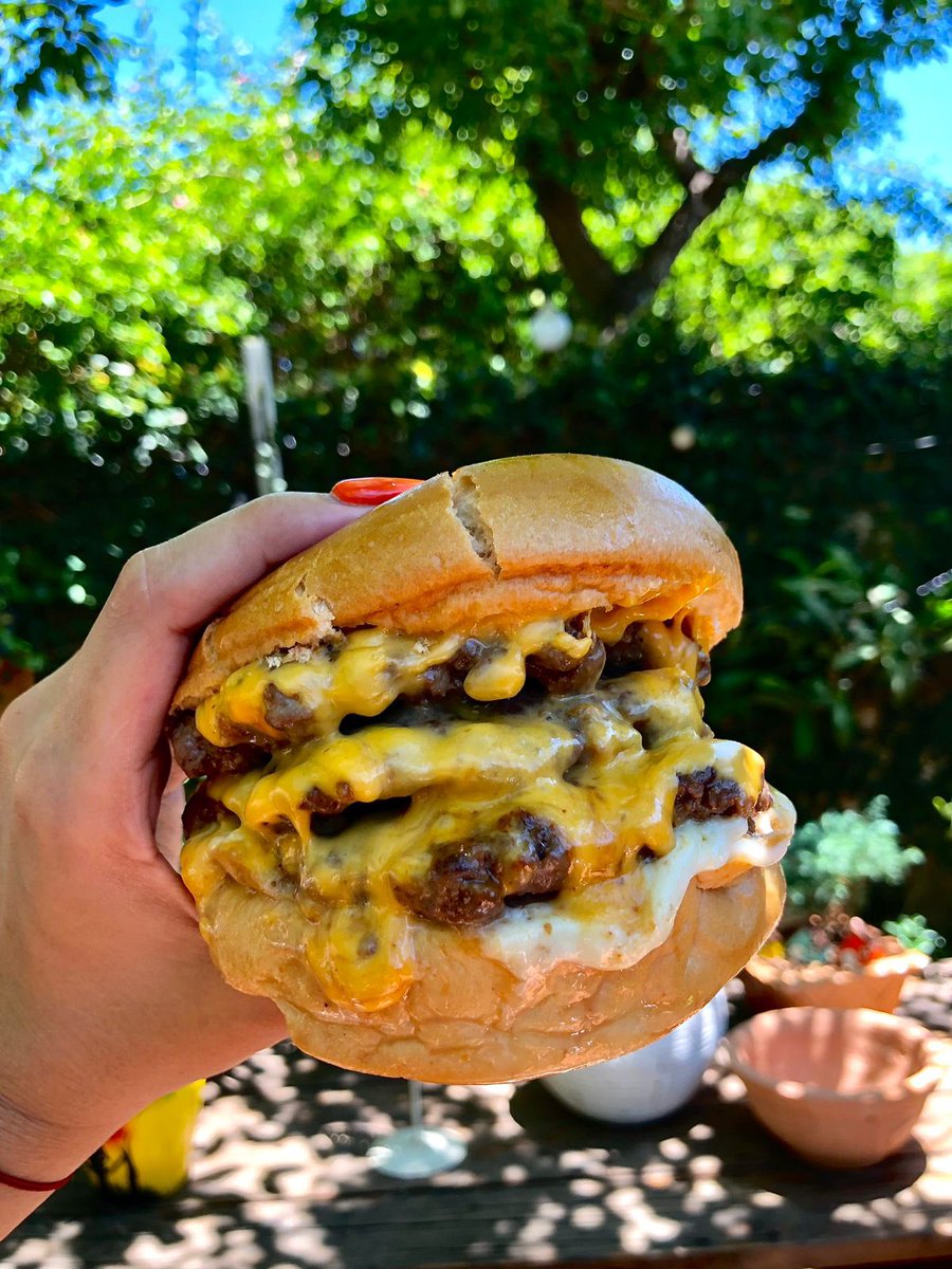 TobiasOlivetti2's tweet photo. Buenas! Les comparto acá el emprendimiento con mi hermano hamburguesas caseras 100% a la parilla. 

Les dejo nuestra página para qué nos apoyen por Instagram y vayan a hacer sus pedidos. 

Lambaré-Barrio San Isidro📍 
Contamos con delivery 🚗 

Me ayudarían mucho con un RT 🙏🏽 https://t.co/JsX4d6kiuE
