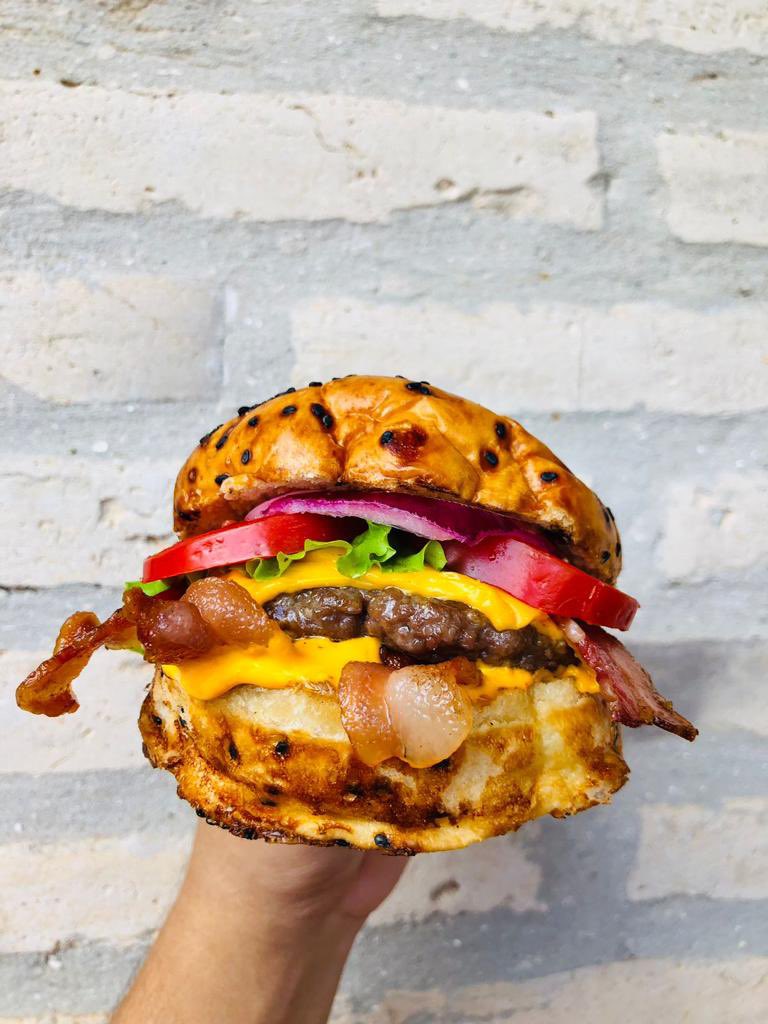 TobiasOlivetti2's tweet photo. Buenas! Les comparto acá el emprendimiento con mi hermano hamburguesas caseras 100% a la parilla. 

Les dejo nuestra página para qué nos apoyen por Instagram y vayan a hacer sus pedidos. 

Lambaré-Barrio San Isidro📍 
Contamos con delivery 🚗 

Me ayudarían mucho con un RT 🙏🏽 https://t.co/JsX4d6kiuE